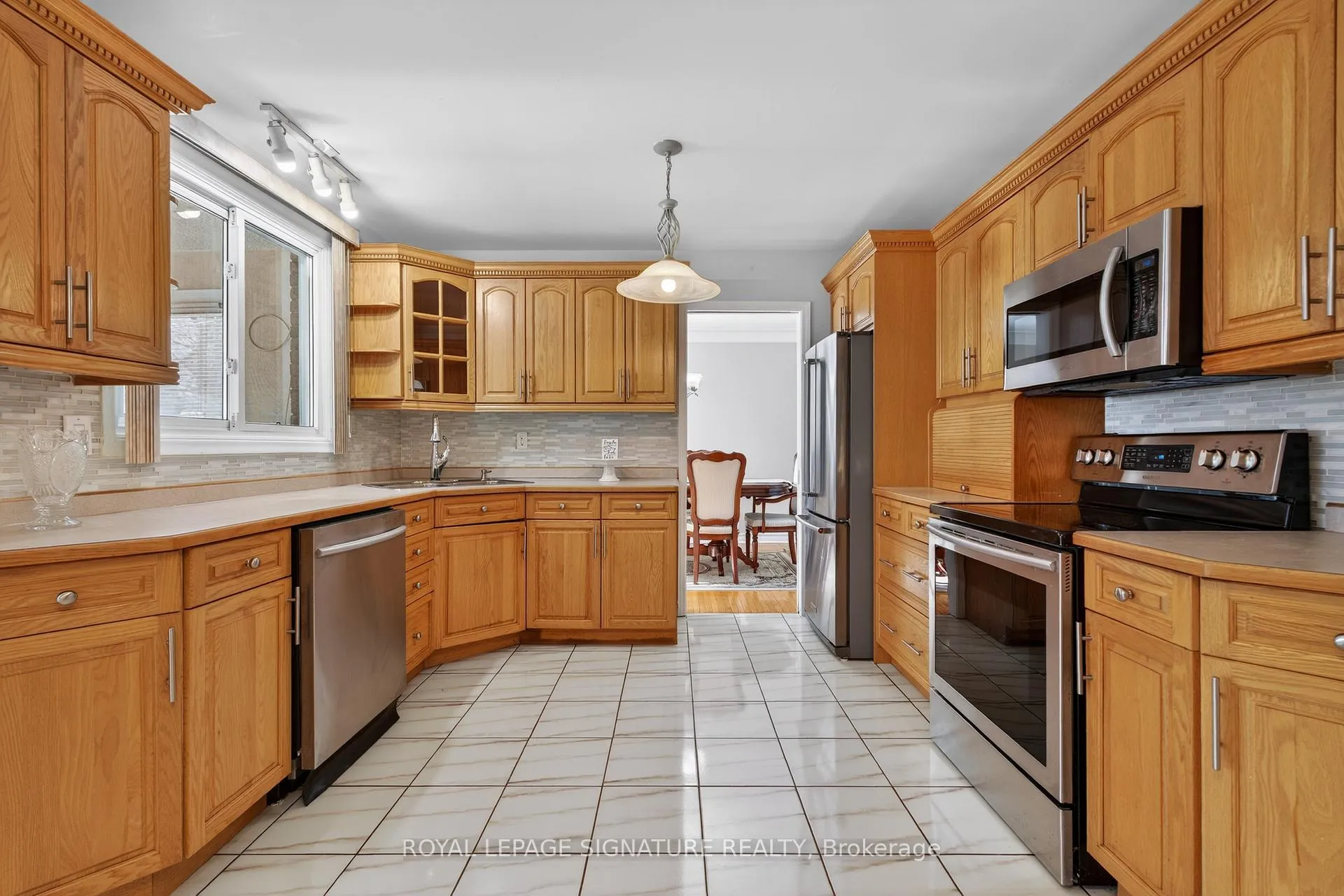 Photo 14 of 897 Pembridge Crescent, Kingston, South of Taylor-Kidd Blvd — HOMEH