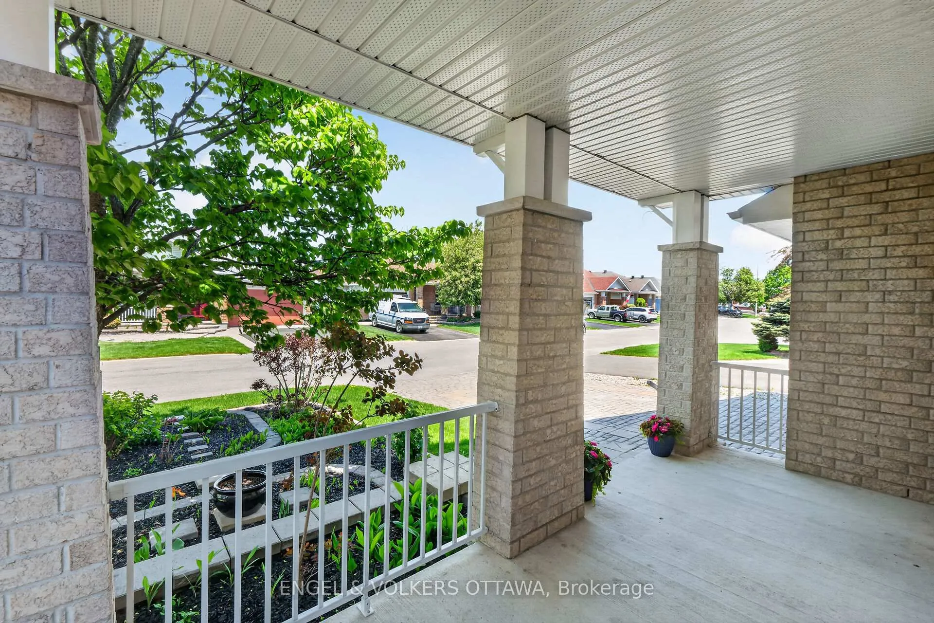 Photo 4 of 844 Swallowtail Crescent, Ottawa, Notting Hill/Summerside — HOMEH