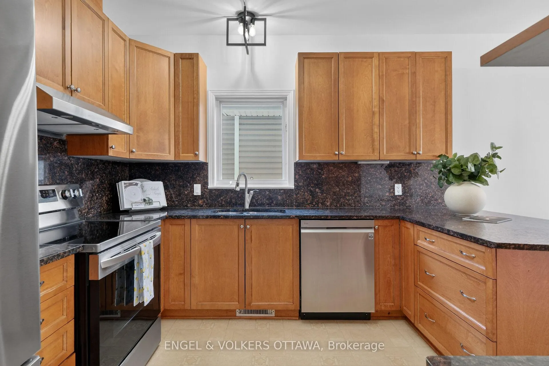 Photo 5 of 844 Swallowtail Crescent, Ottawa, Notting Hill/Summerside — HOMEH