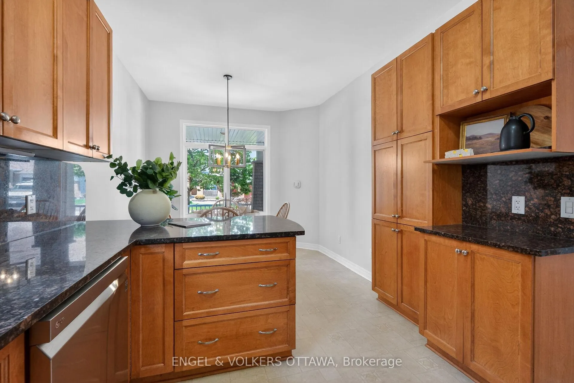 Photo 6 of 844 Swallowtail Crescent, Ottawa, Notting Hill/Summerside — HOMEH