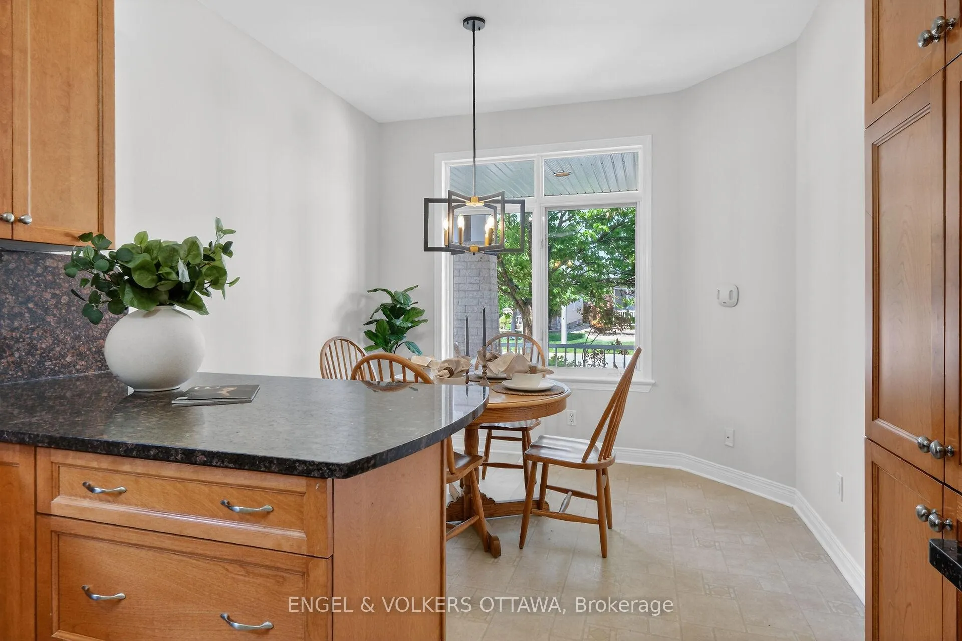 Photo 8 of 844 Swallowtail Crescent, Ottawa, Notting Hill/Summerside — HOMEH