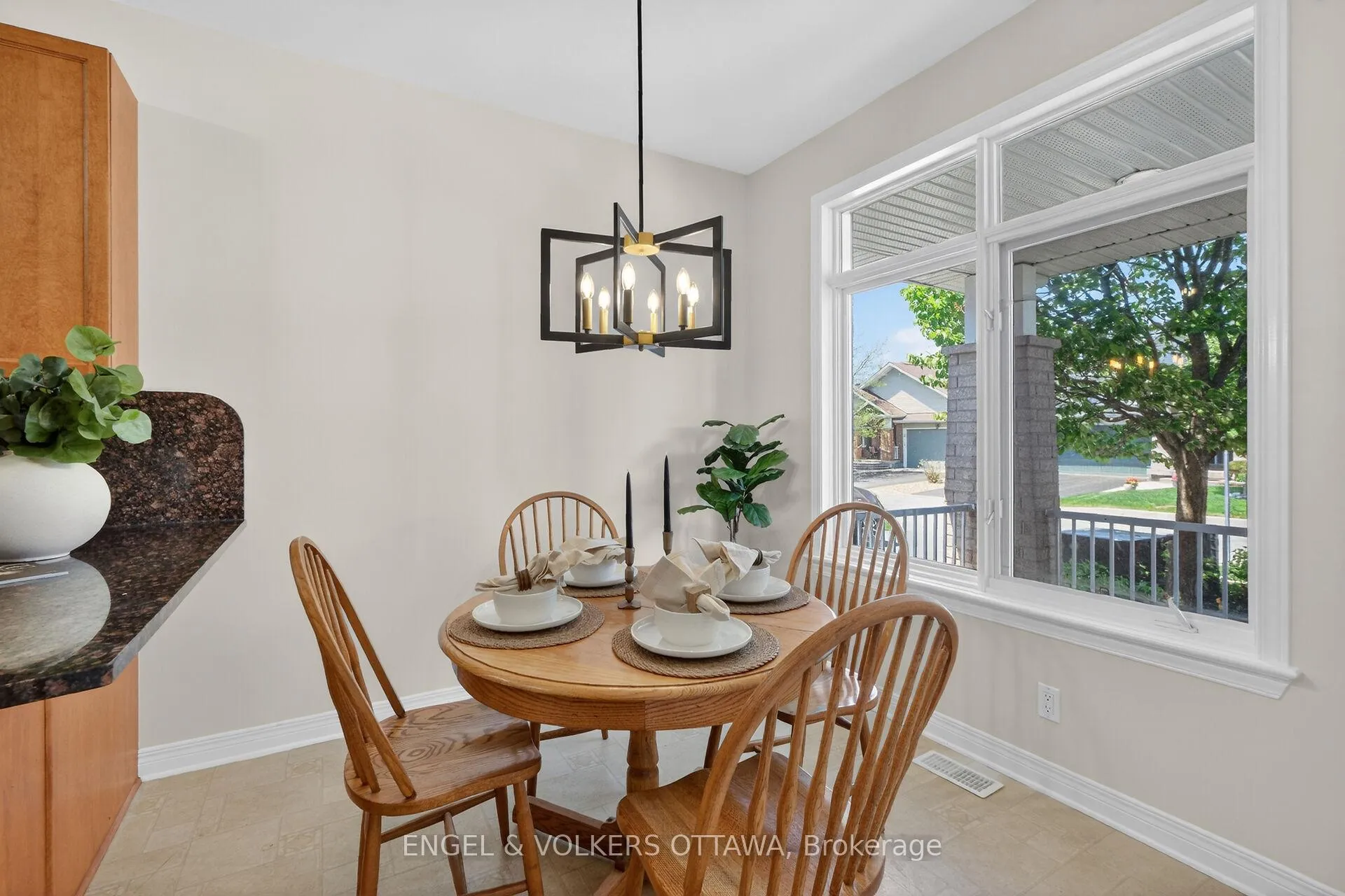 Photo 9 of 844 Swallowtail Crescent, Ottawa, Notting Hill/Summerside — HOMEH
