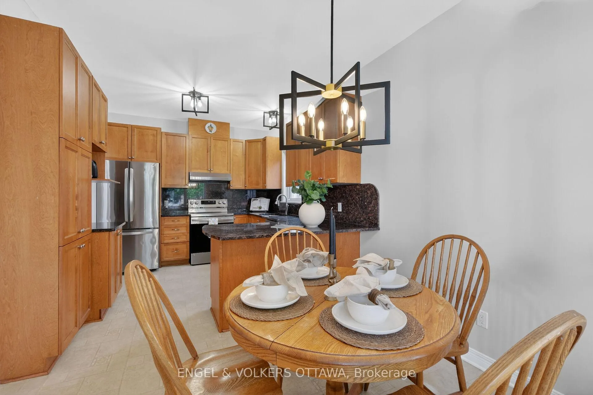 Photo 10 of 844 Swallowtail Crescent, Ottawa, Notting Hill/Summerside — HOMEH