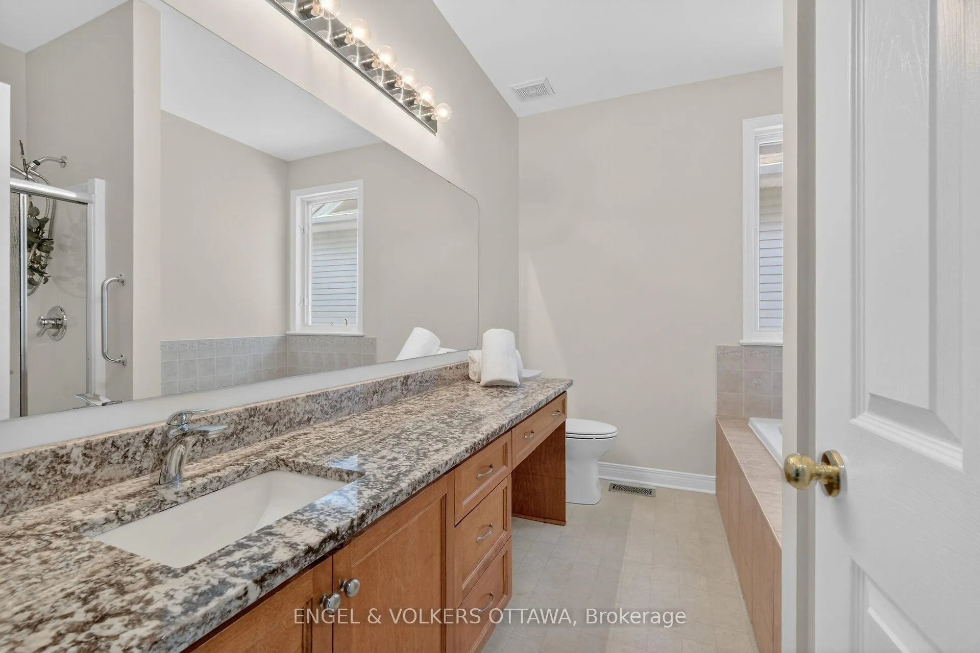 Photo 17 of 844 Swallowtail Crescent, Ottawa, Notting Hill/Summerside — HOMEH