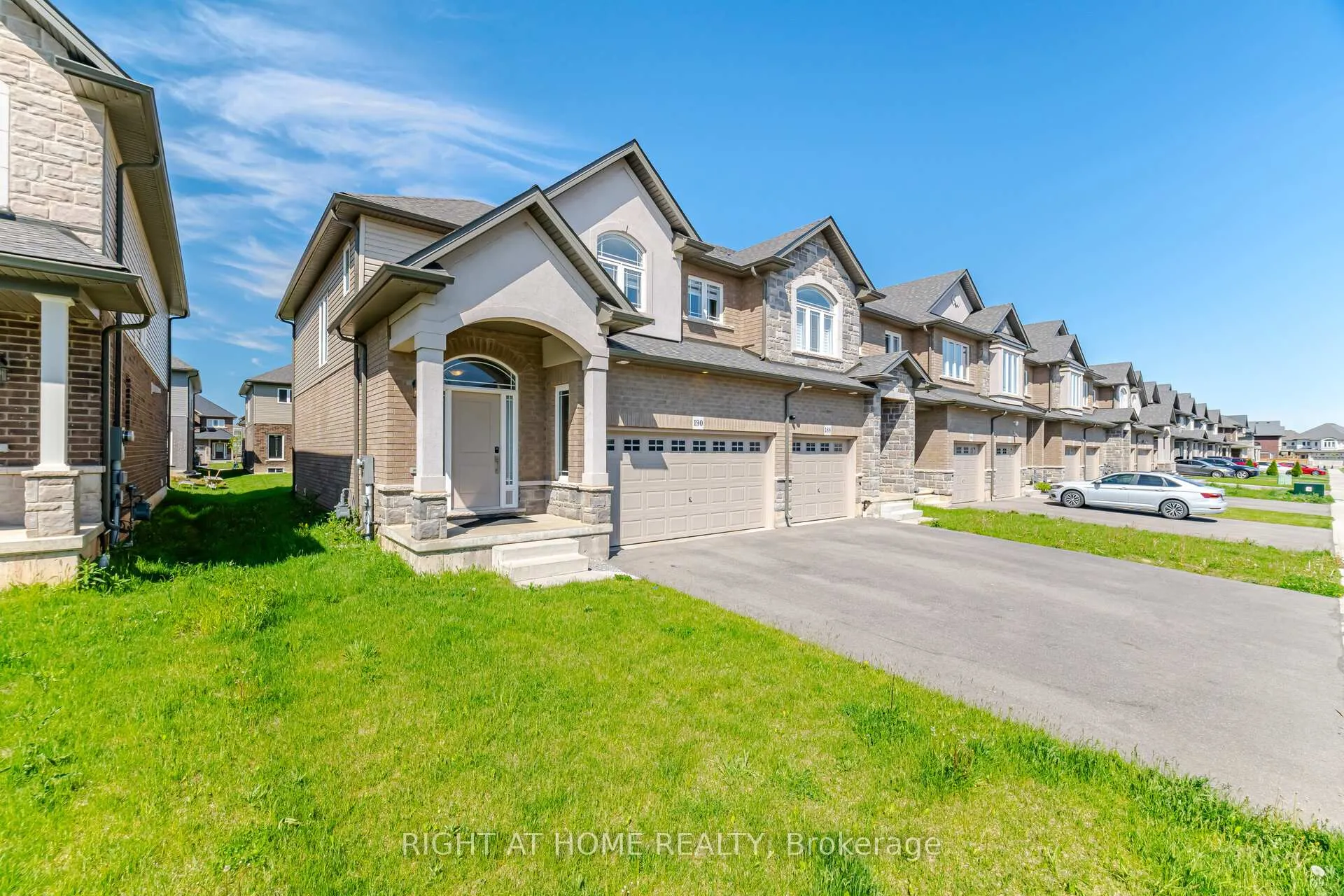Photo 4 of 190 Rockledge Drive, Hamilton, Rural Glanbrook — HOMEH