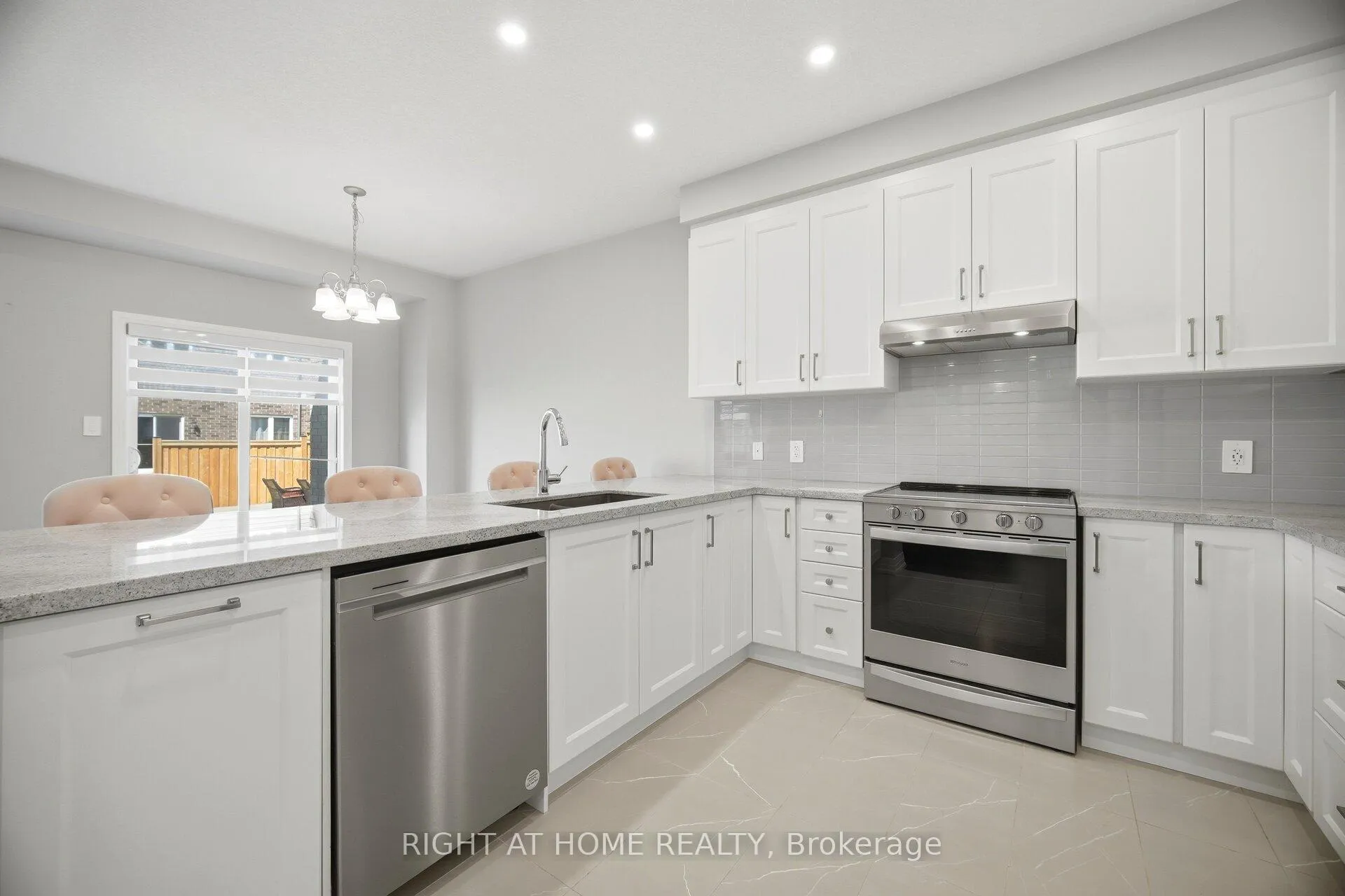 Photo 9 of 190 Rockledge Drive, Hamilton, Rural Glanbrook — HOMEH