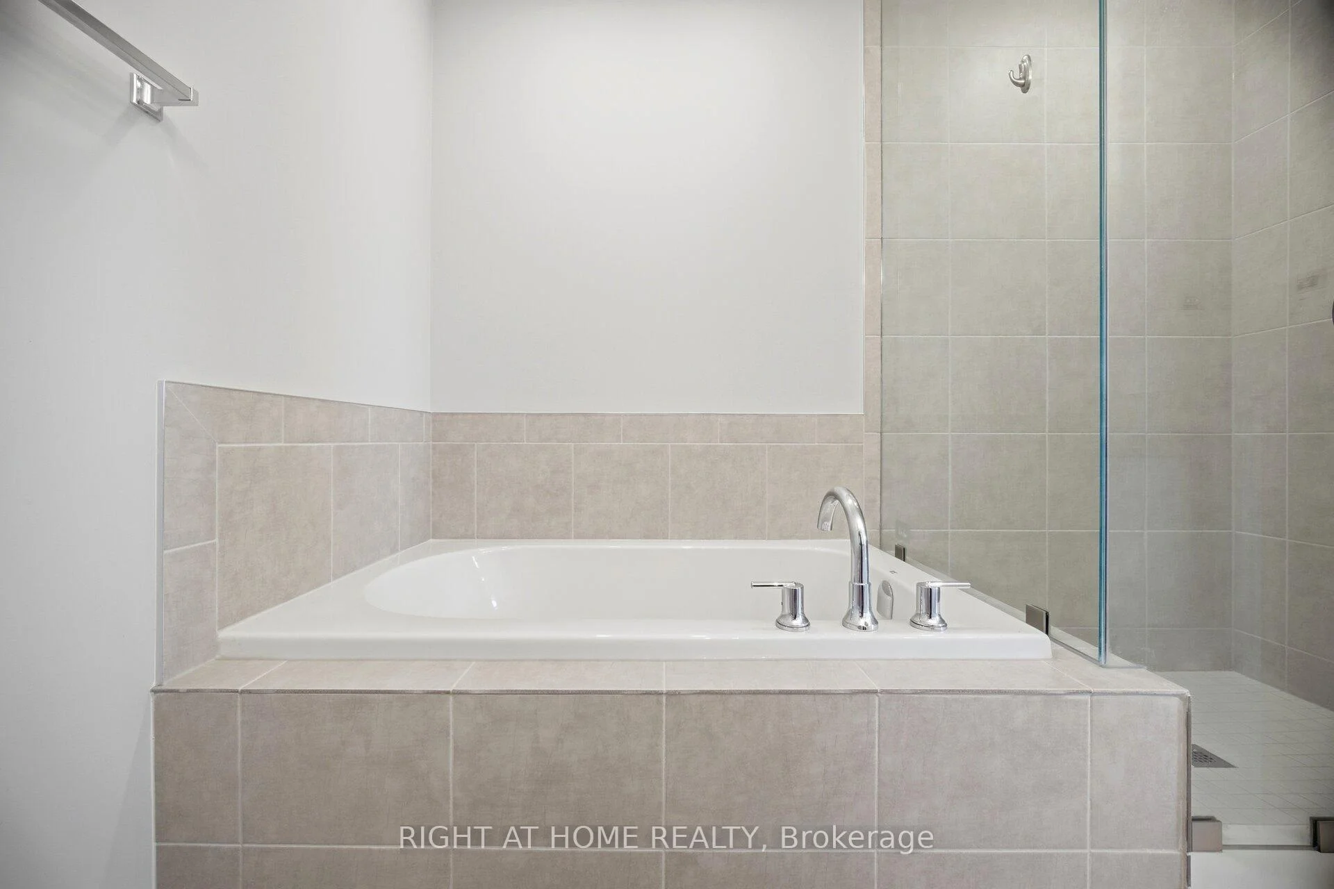 Photo 32 of 190 Rockledge Drive, Hamilton, Rural Glanbrook — HOMEH