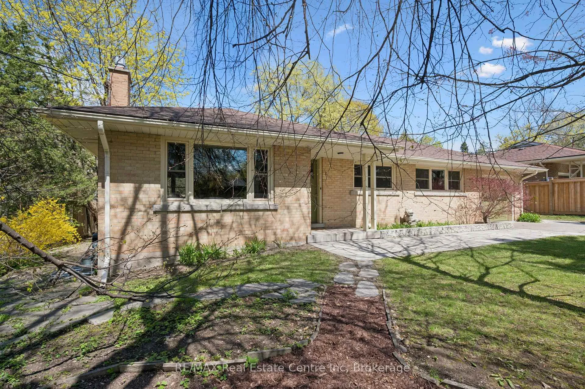 Photo 2 of 8 Harcourt Drive, Guelph, Dovercliffe Park/Old University — HOMEH