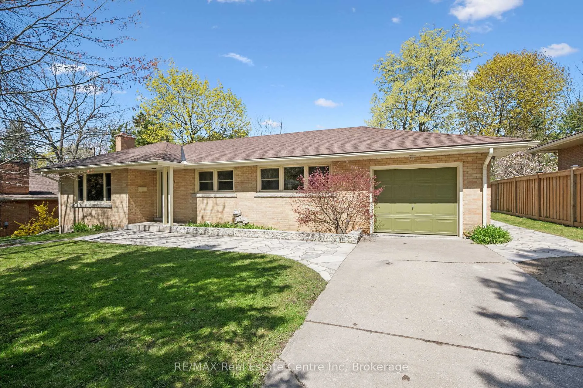 Photo 3 of 8 Harcourt Drive, Guelph, Dovercliffe Park/Old University — HOMEH