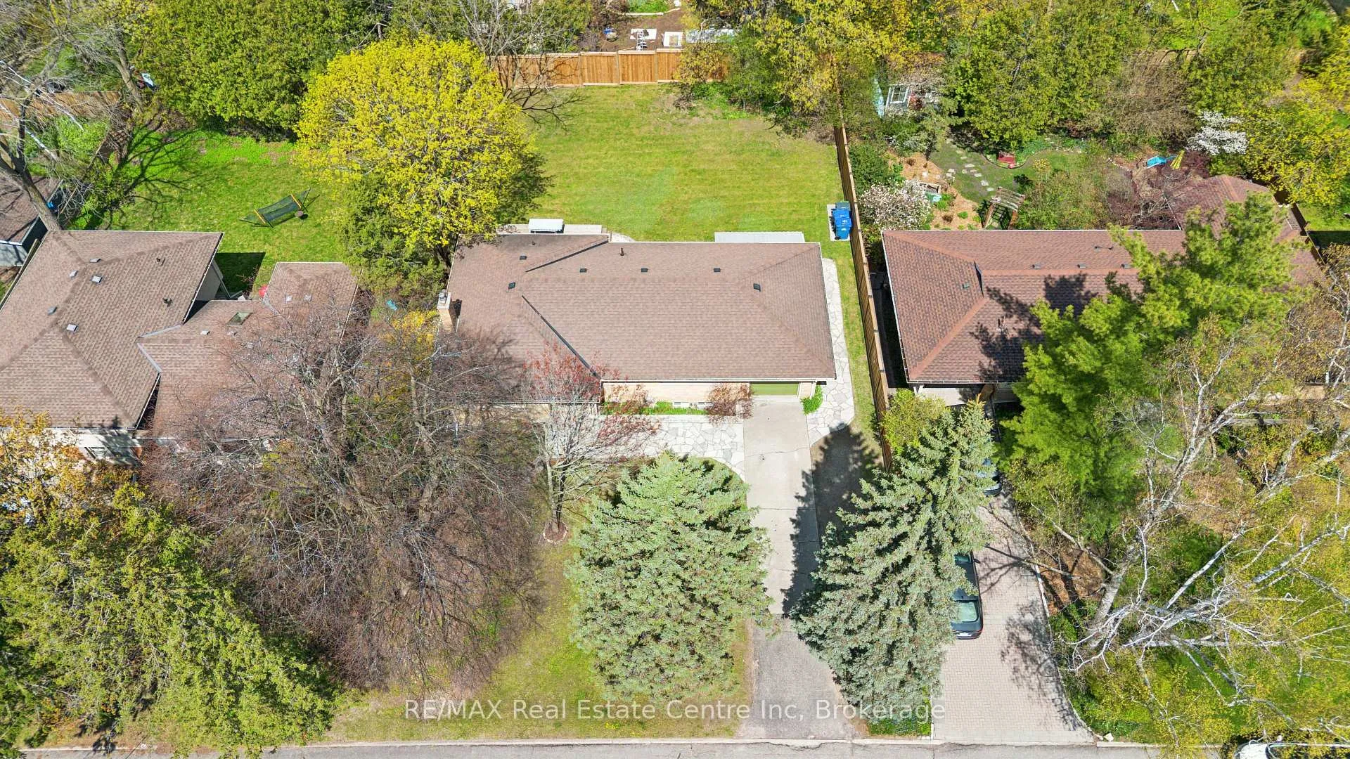 Photo 6 of 8 Harcourt Drive, Guelph, Dovercliffe Park/Old University — HOMEH