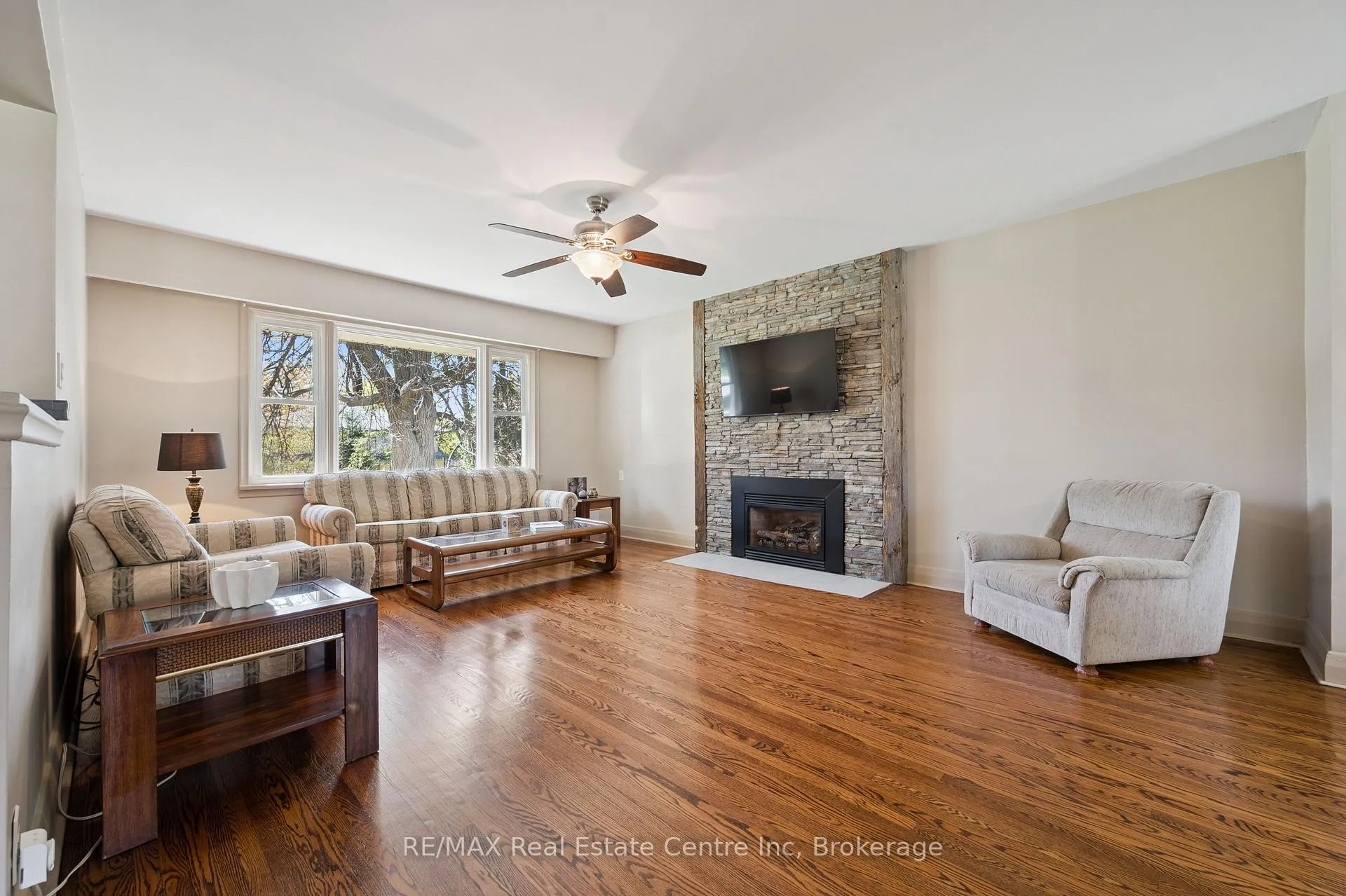 Photo 9 of 8 Harcourt Drive, Guelph, Dovercliffe Park/Old University — HOMEH