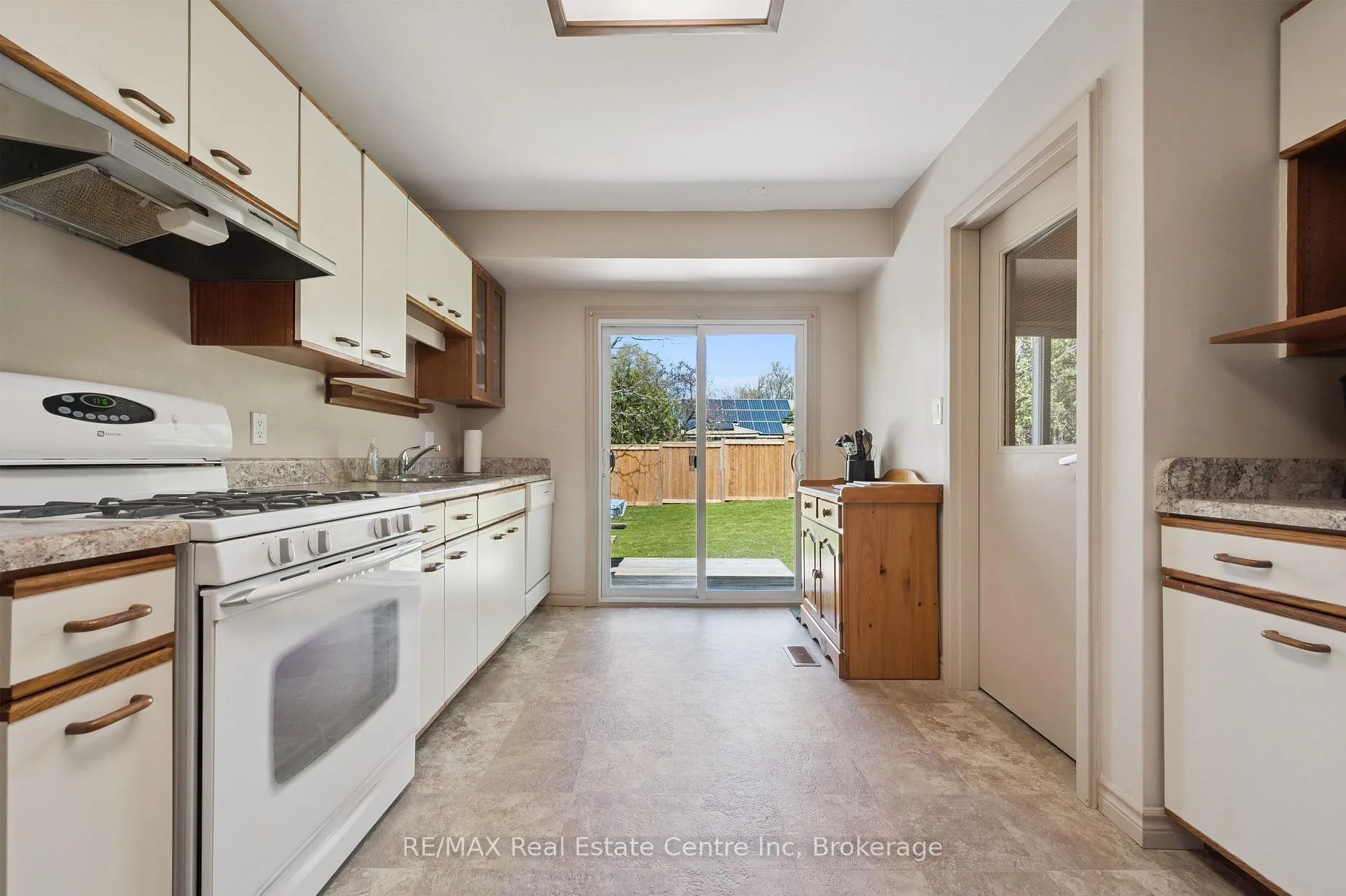Photo 16 of 8 Harcourt Drive, Guelph, Dovercliffe Park/Old University — HOMEH
