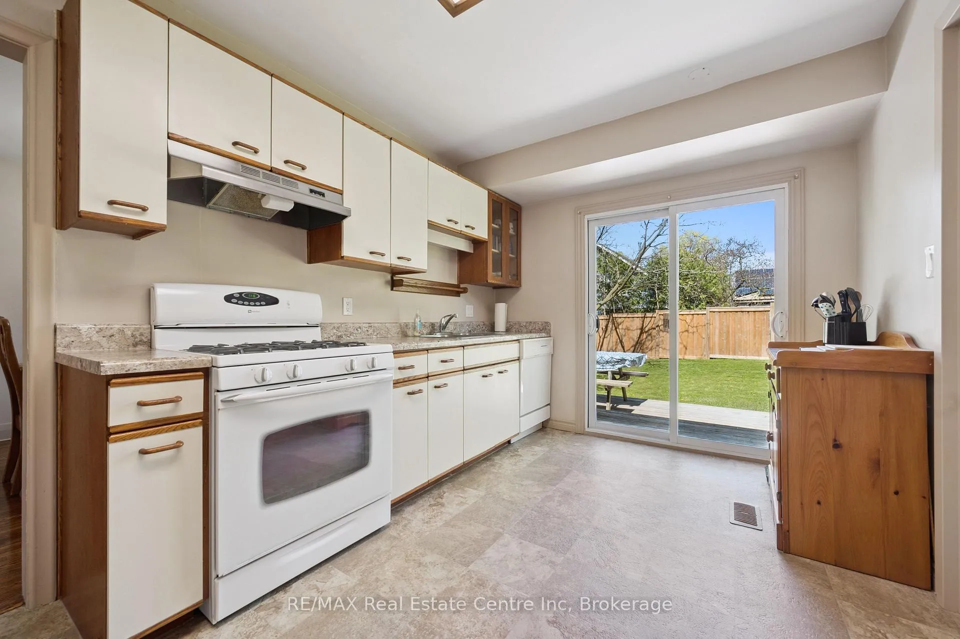 Photo 17 of 8 Harcourt Drive, Guelph, Dovercliffe Park/Old University — HOMEH