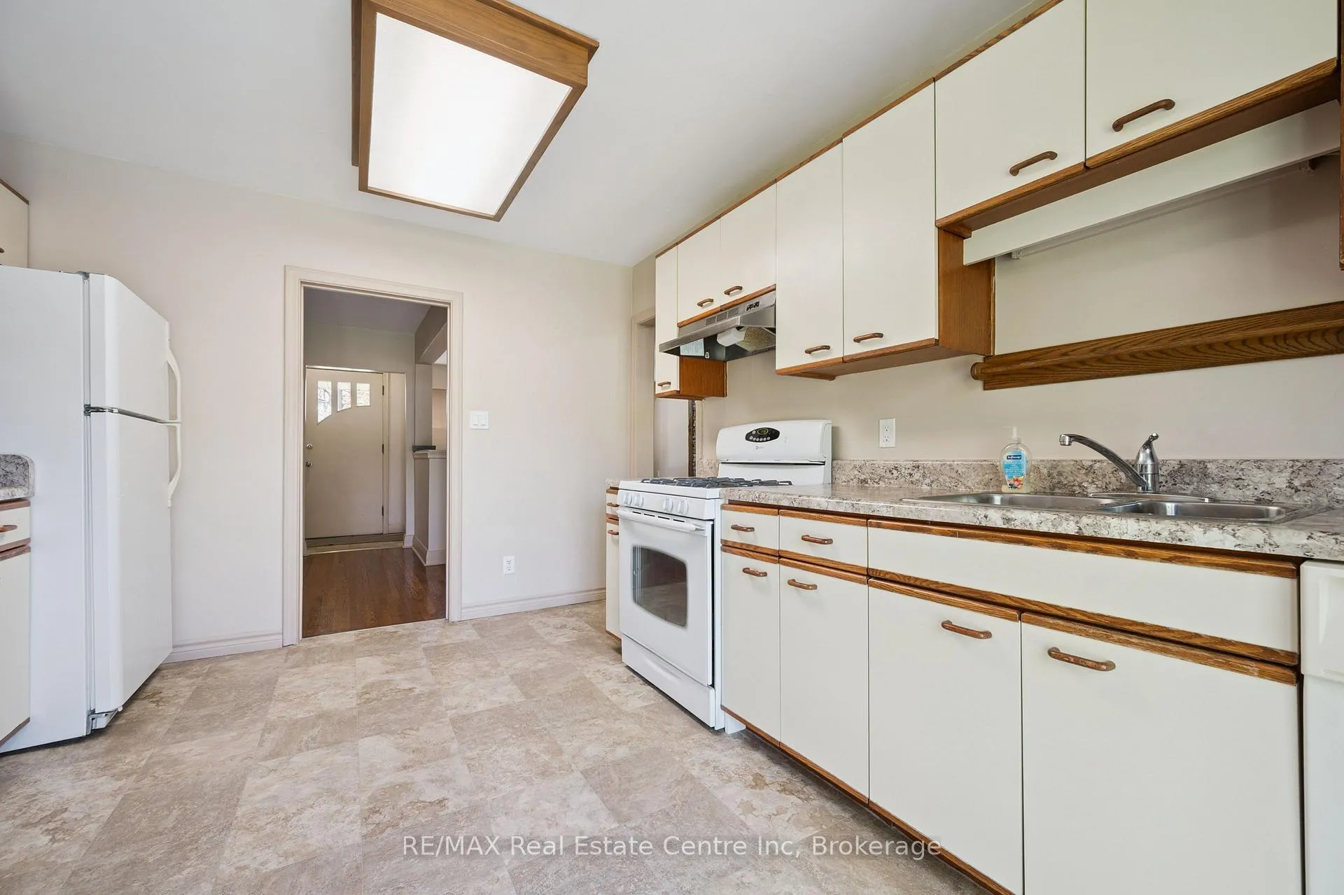 Photo 19 of 8 Harcourt Drive, Guelph, Dovercliffe Park/Old University — HOMEH