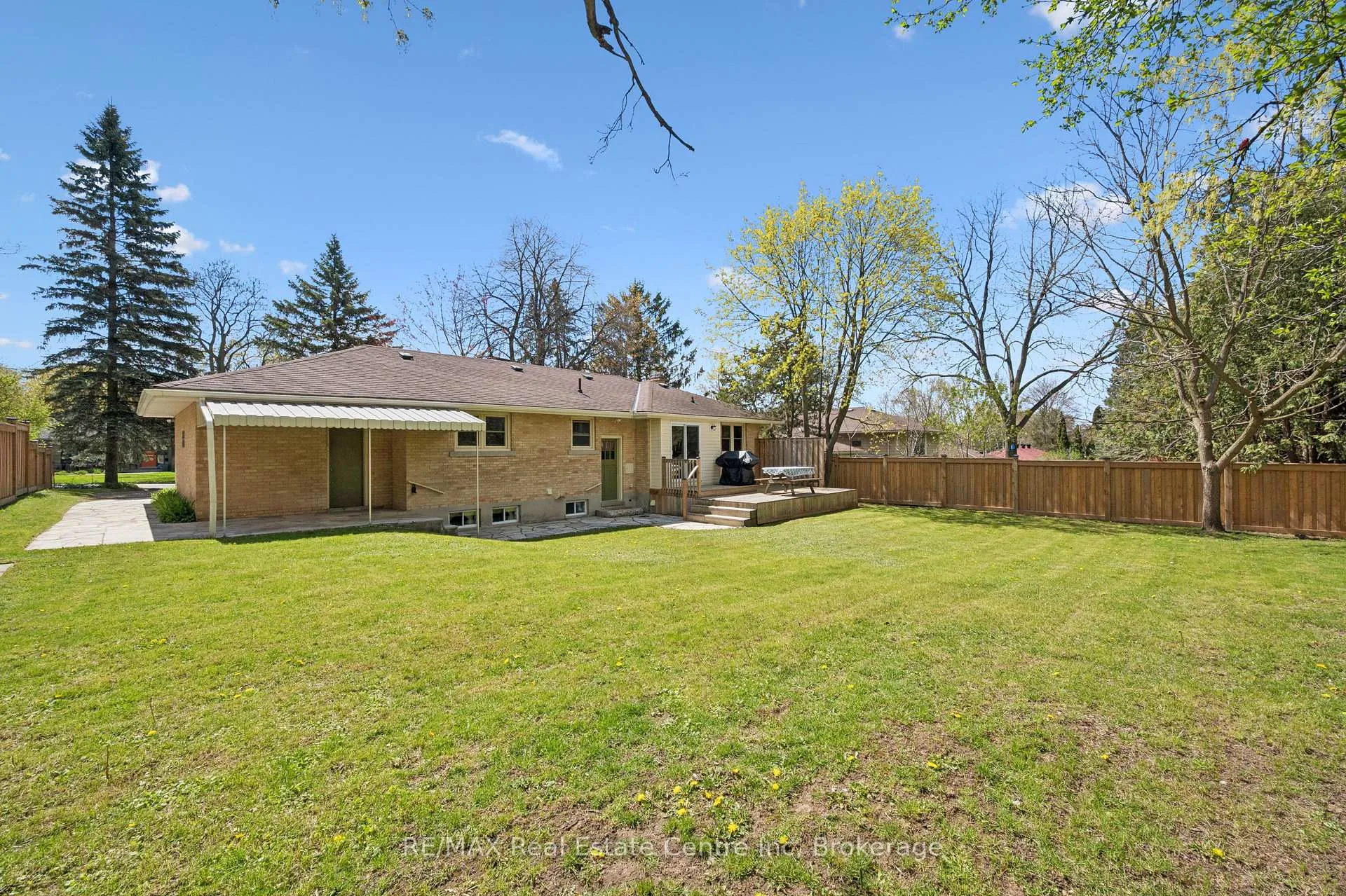 Photo 40 of 8 Harcourt Drive, Guelph, Dovercliffe Park/Old University — HOMEH