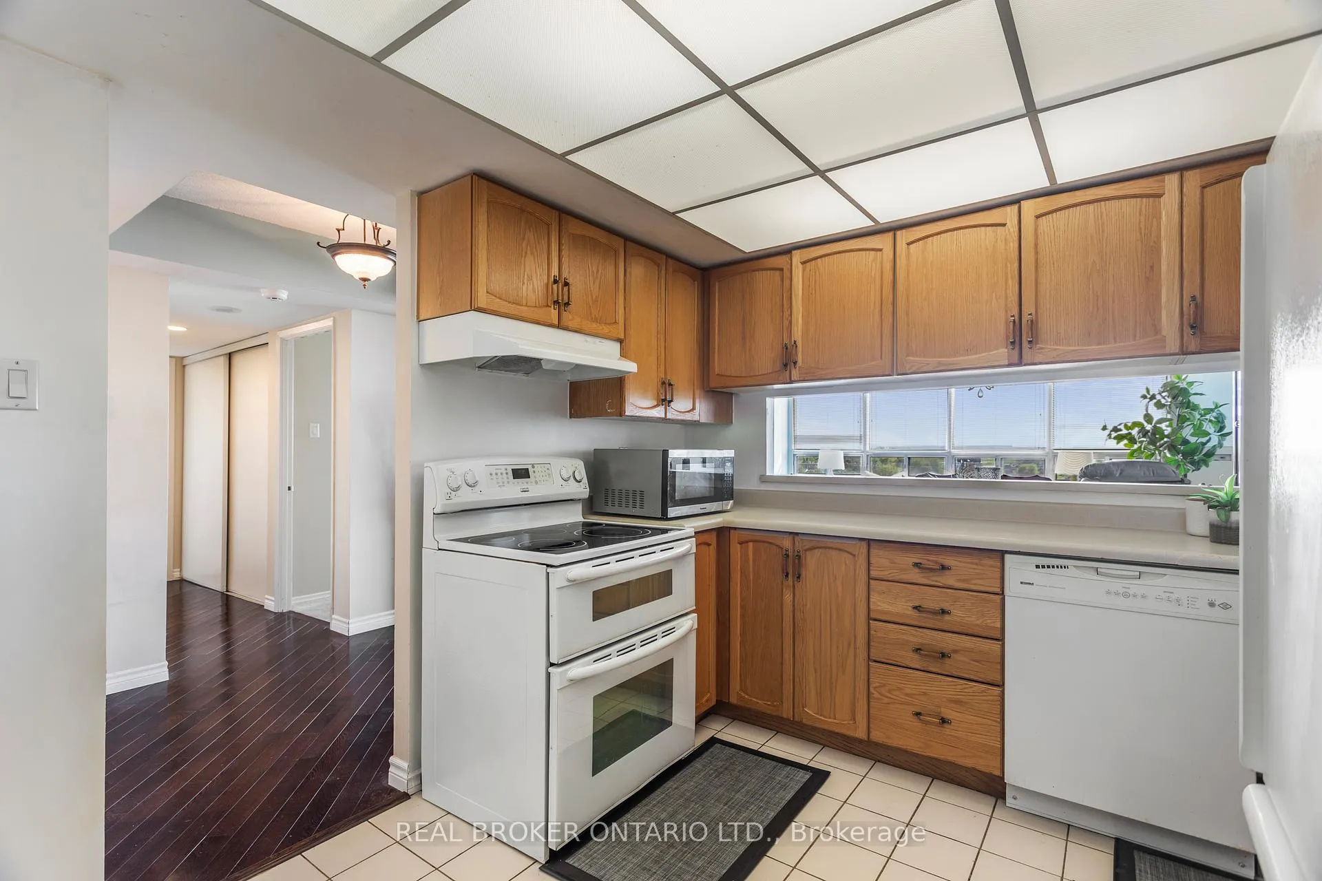 Photo 7 of Unit 1005, 330 Mill Street S, Brampton, Brampton South — HOMEH