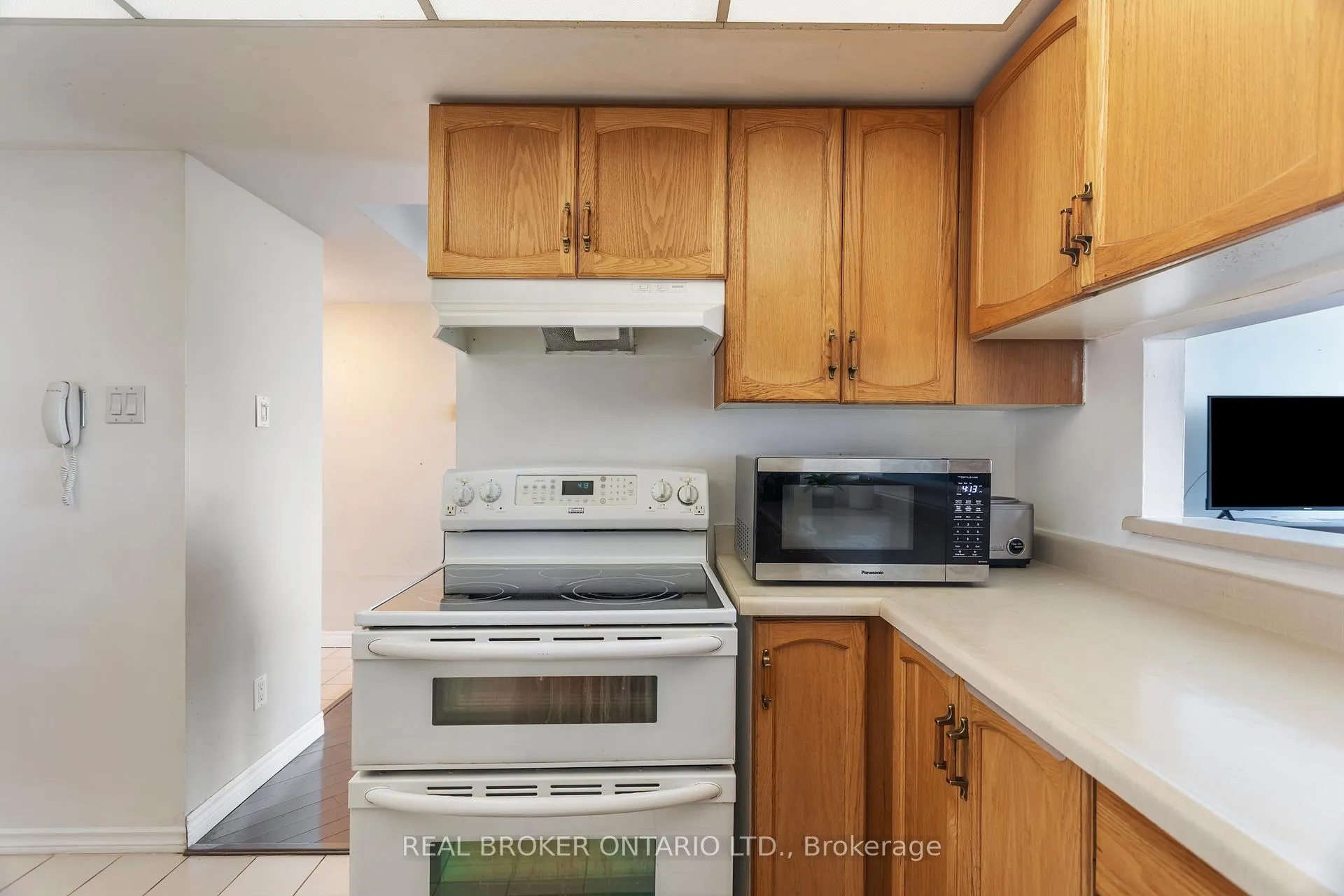 Photo 9 of Unit 1005, 330 Mill Street S, Brampton, Brampton South — HOMEH