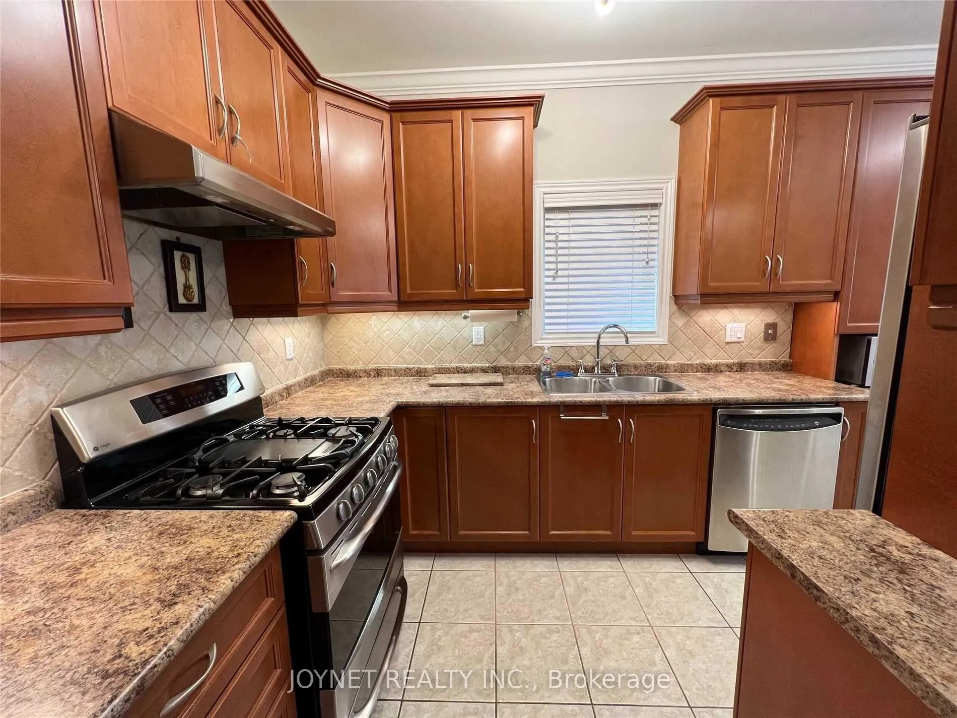 Photo 7 of 269 Lauderdale Drive, Vaughan, Patterson — HOMEH