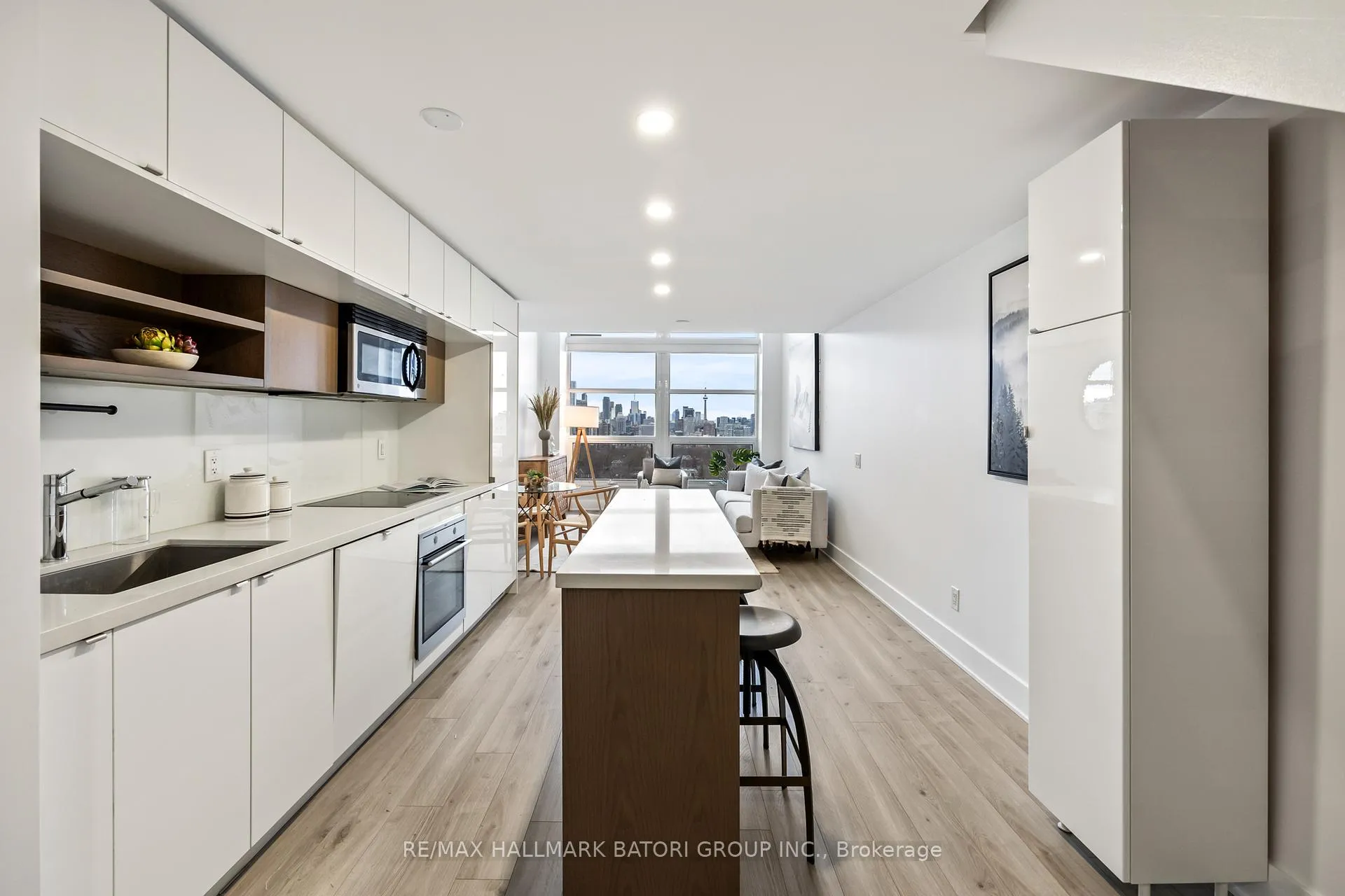 Photo 3 of Unit 919, 111 St Clair Avenue W, Toronto, Yonge-St. Clair — HOMEH