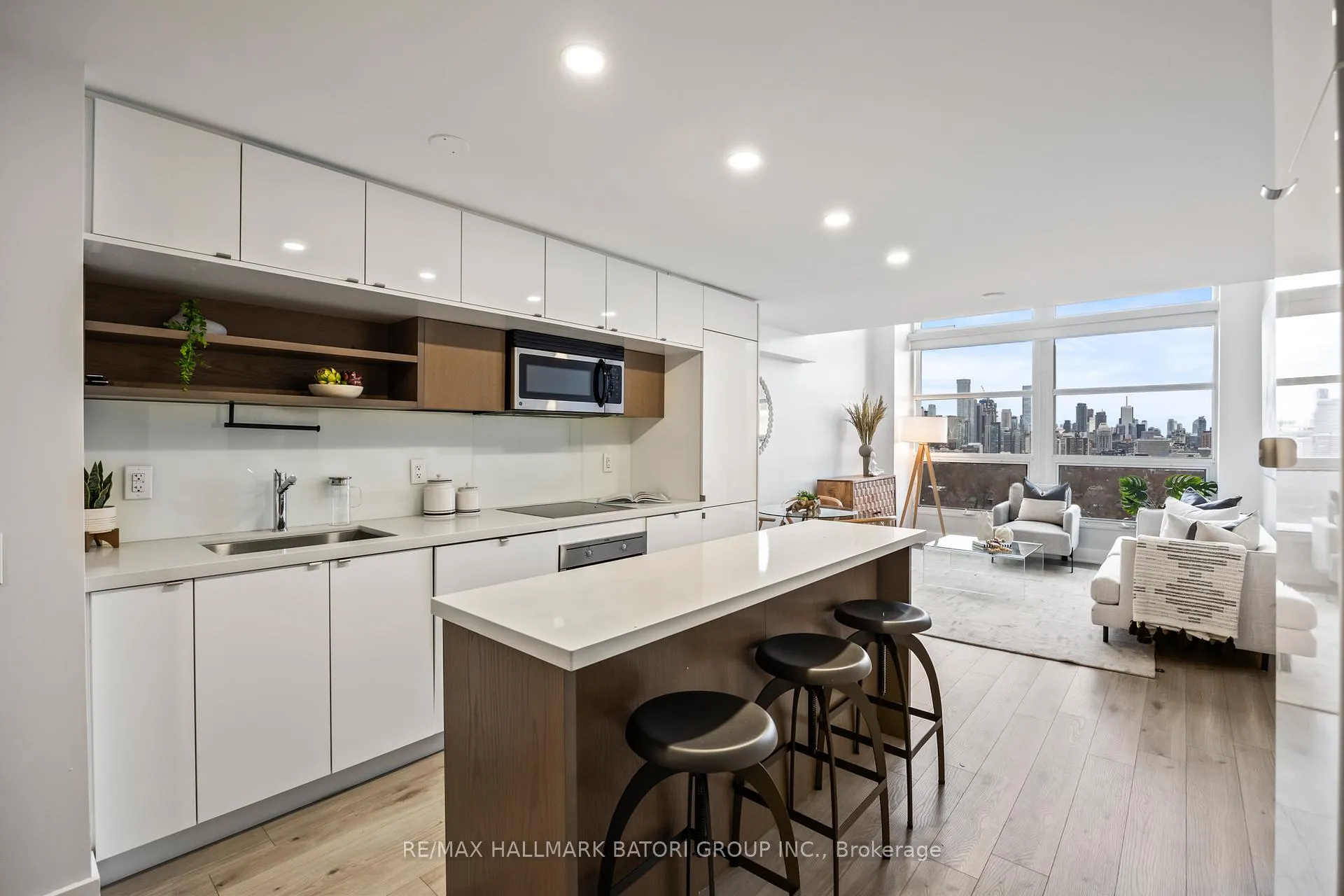 Photo 4 of Unit 919, 111 St Clair Avenue W, Toronto, Yonge-St. Clair — HOMEH