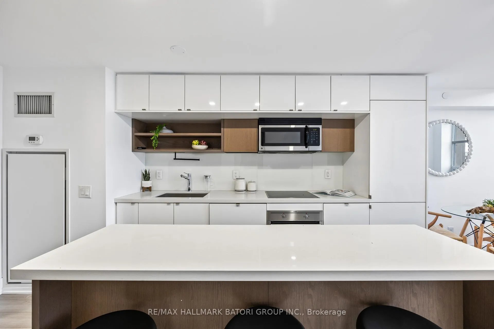 Photo 5 of Unit 919, 111 St Clair Avenue W, Toronto, Yonge-St. Clair — HOMEH