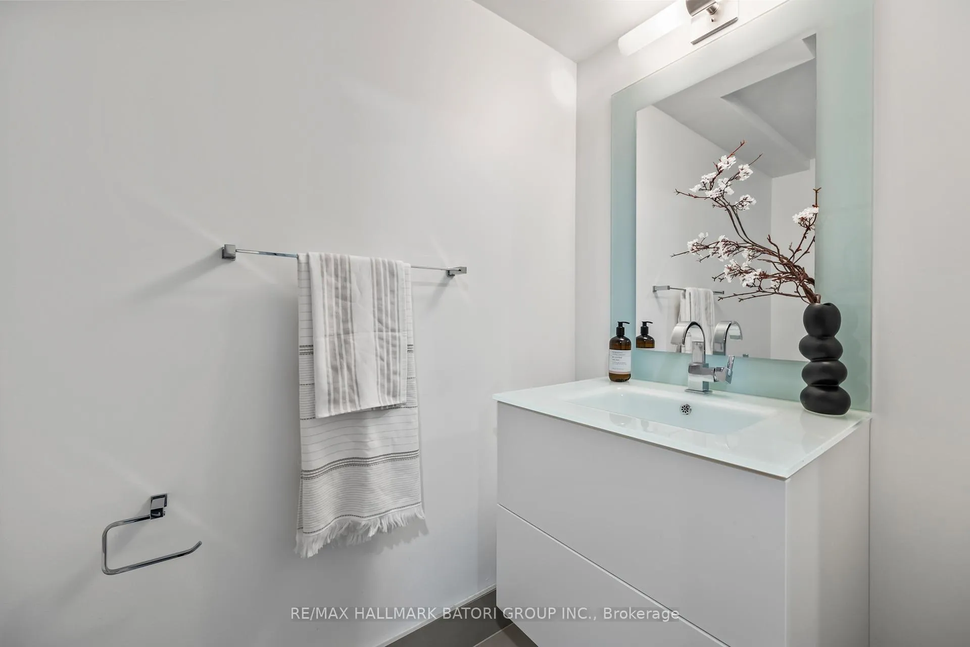 Photo 11 of Unit 919, 111 St Clair Avenue W, Toronto, Yonge-St. Clair — HOMEH