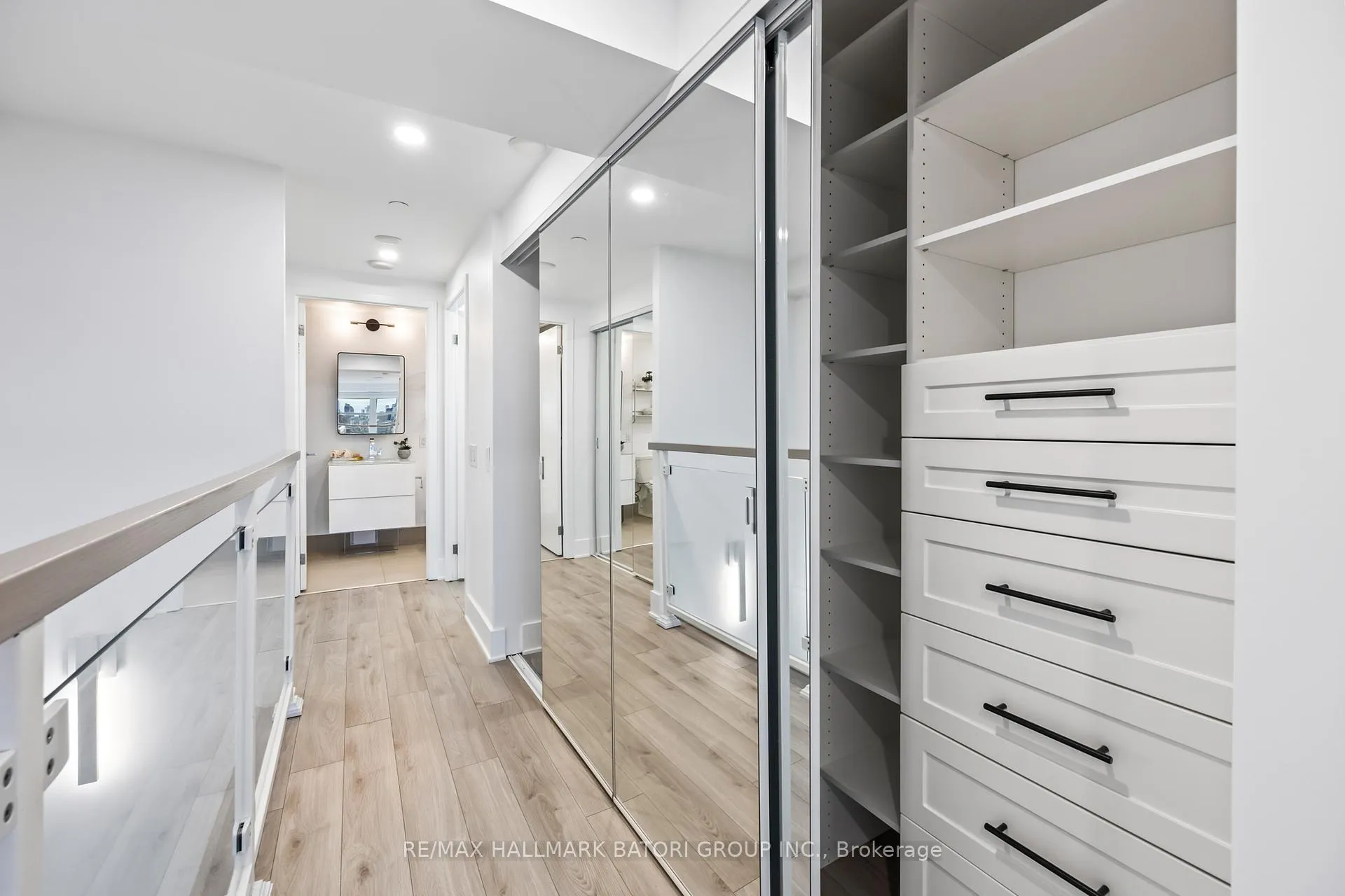 Photo 15 of Unit 919, 111 St Clair Avenue W, Toronto, Yonge-St. Clair — HOMEH