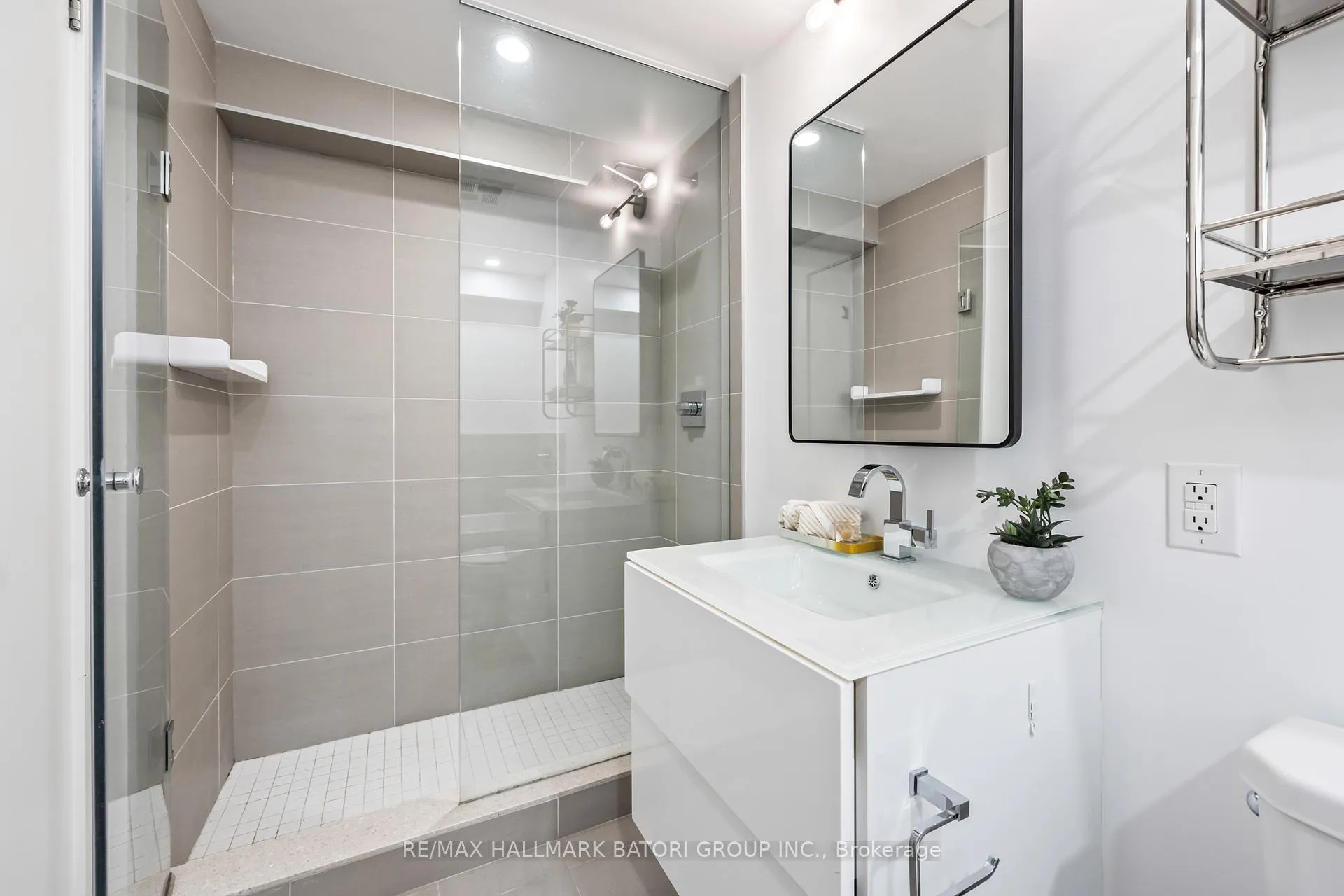 Photo 16 of Unit 919, 111 St Clair Avenue W, Toronto, Yonge-St. Clair — HOMEH