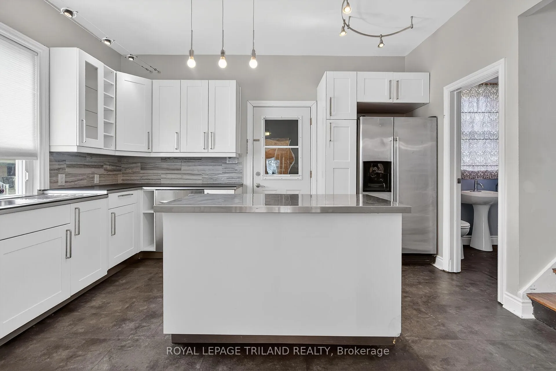 Photo 10 of 40 Metcalfe Street, St. Thomas — HOMEH