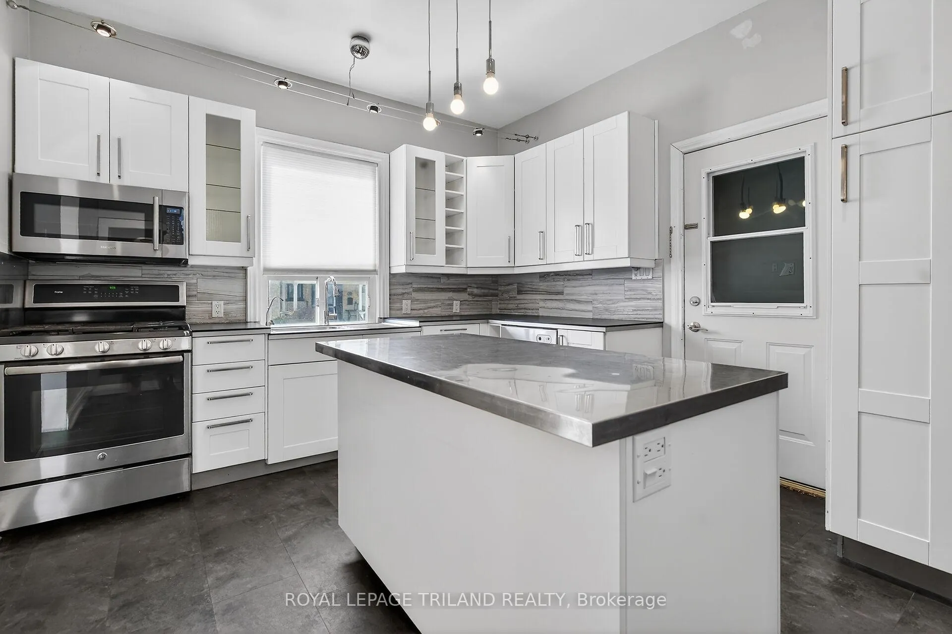 Photo 11 of 40 Metcalfe Street, St. Thomas — HOMEH