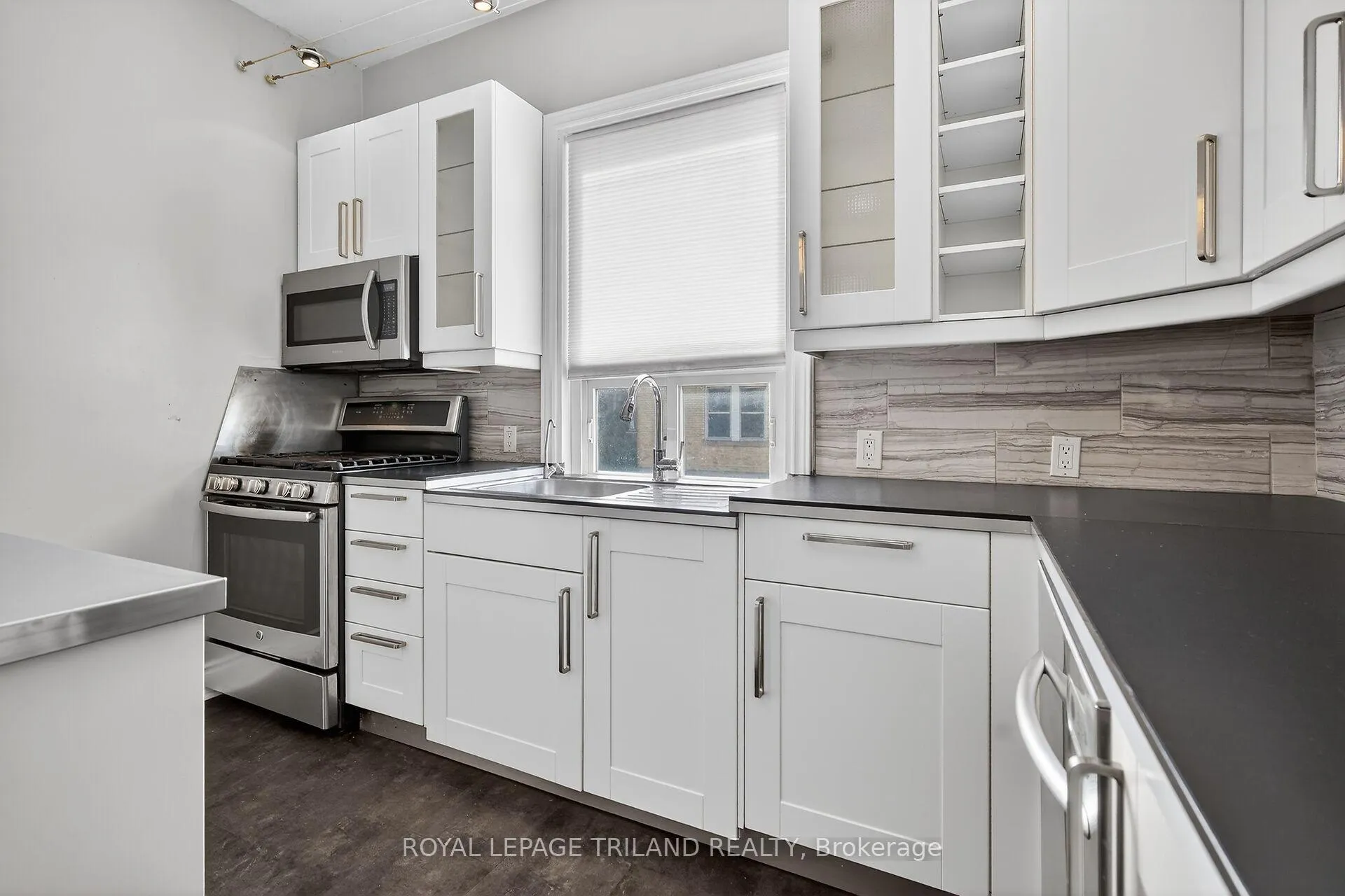 Photo 12 of 40 Metcalfe Street, St. Thomas — HOMEH
