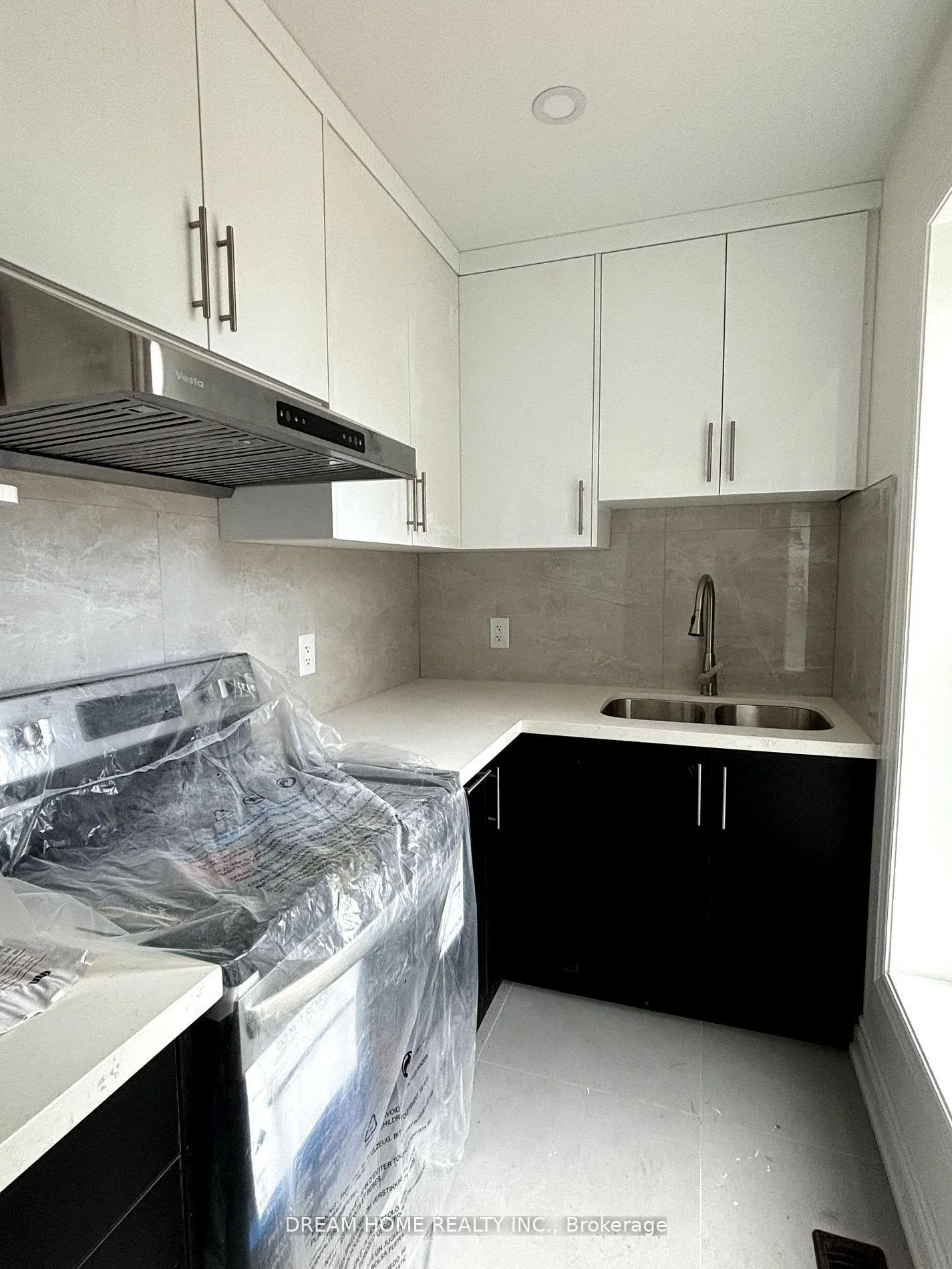 Photo 3 of Unit 102, 643 Bathurst Street, Toronto, Kensington-Chinatown — HOMEH
