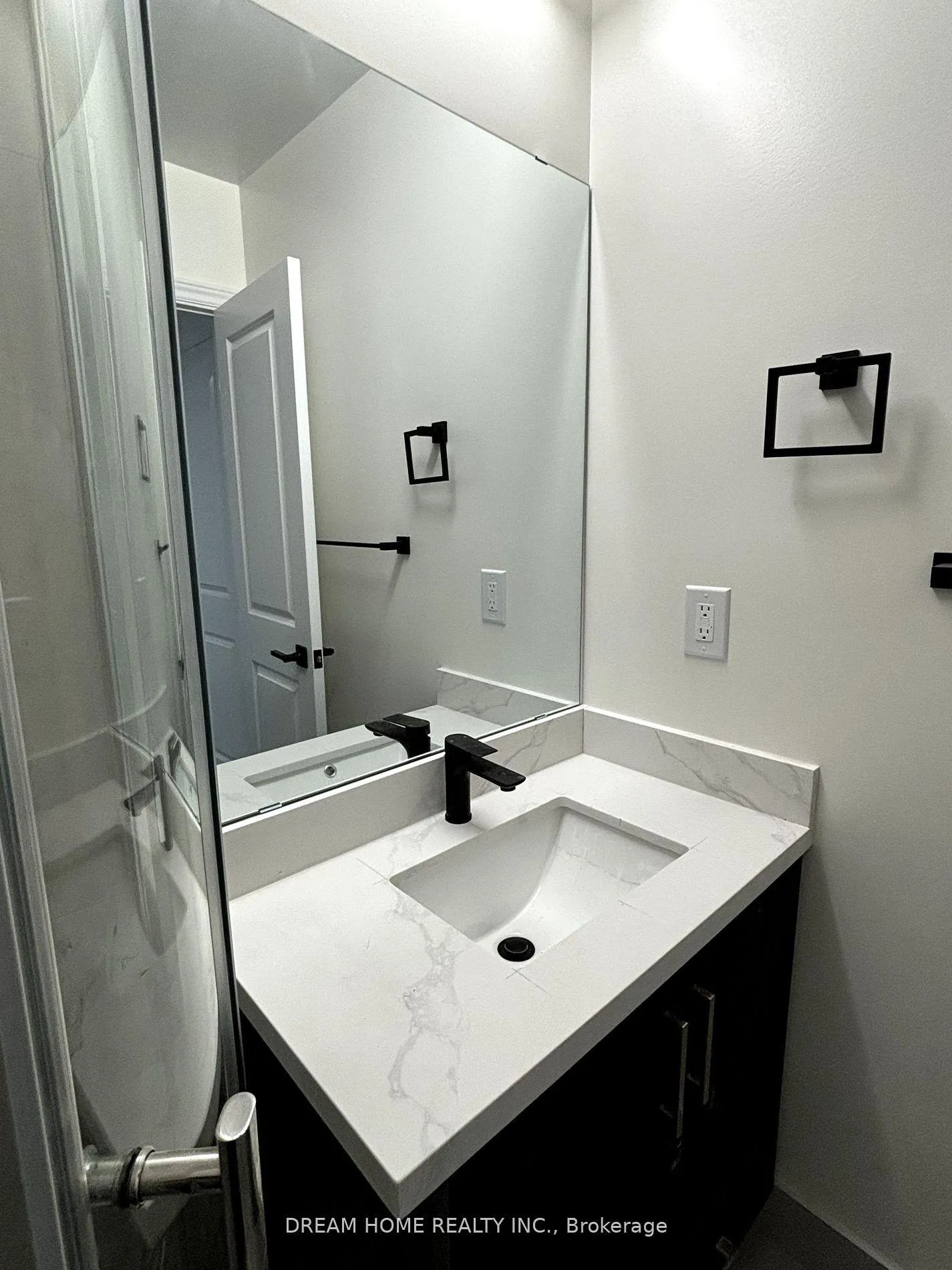 Photo 5 of Unit 102, 643 Bathurst Street, Toronto, Kensington-Chinatown — HOMEH