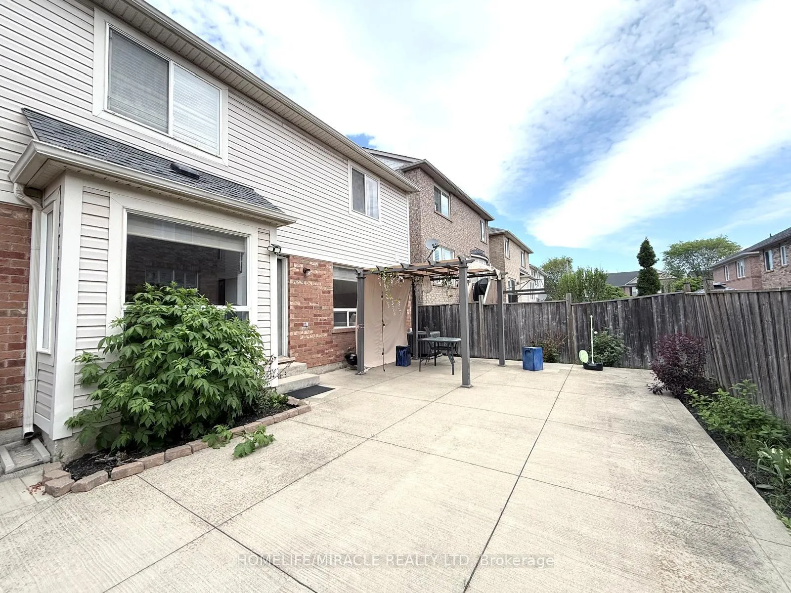Photo 2 of 49 Ponymeadow Way, Brampton, Credit Valley — HOMEH