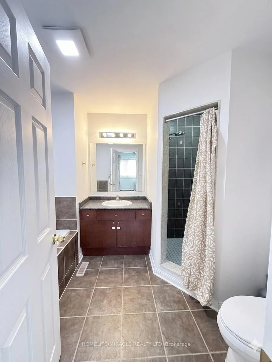 Photo 3 of 49 Ponymeadow Way, Brampton, Credit Valley — HOMEH