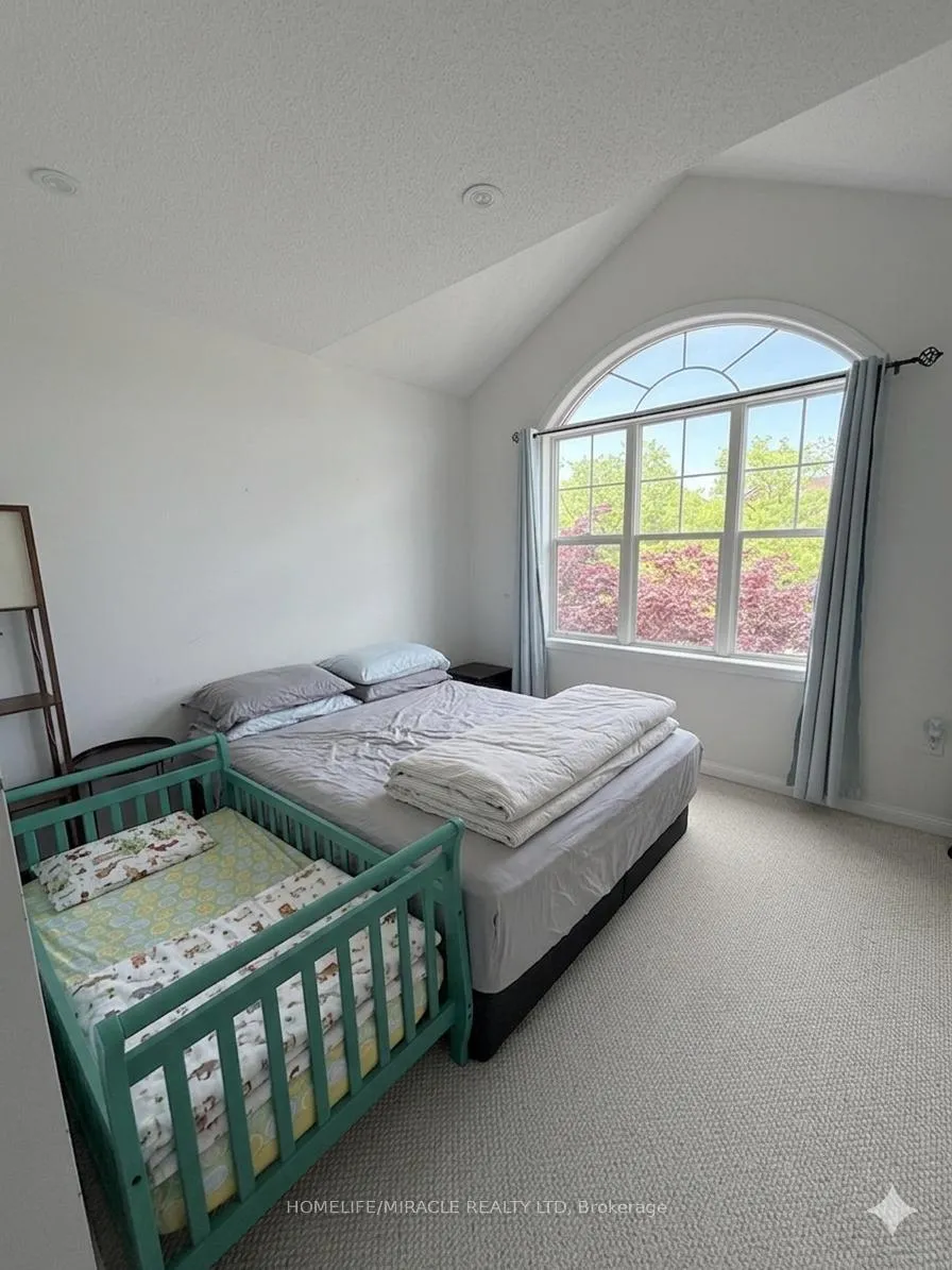 Photo 6 of 49 Ponymeadow Way, Brampton, Credit Valley — HOMEH