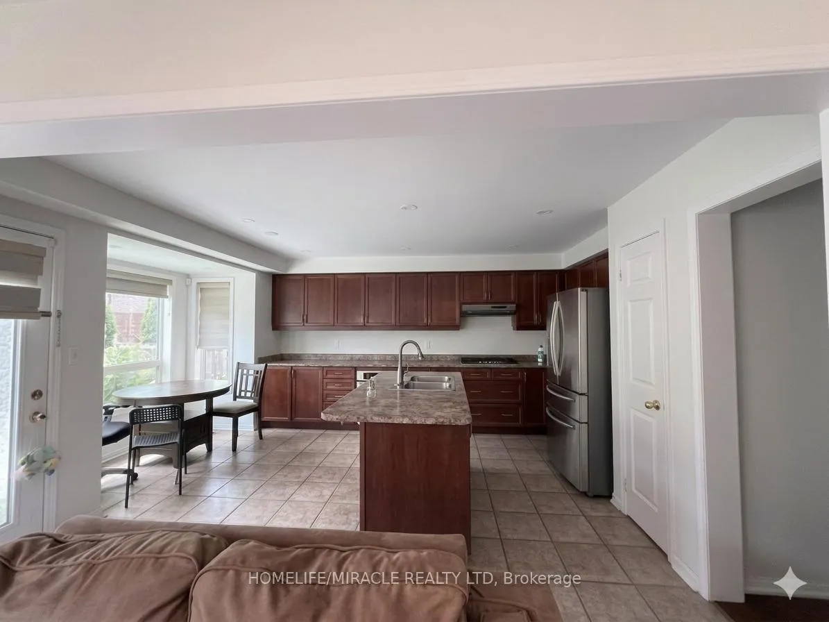 Photo 10 of 49 Ponymeadow Way, Brampton, Credit Valley — HOMEH