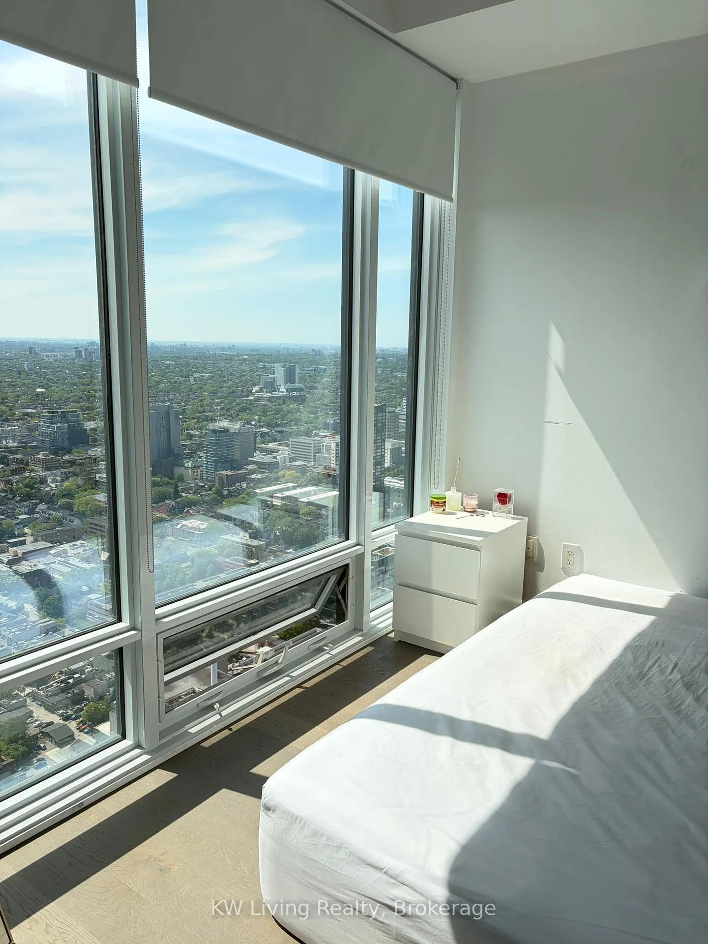 Photo 8 of Unit 4415, 488 University Avenue, Toronto, University — HOMEH