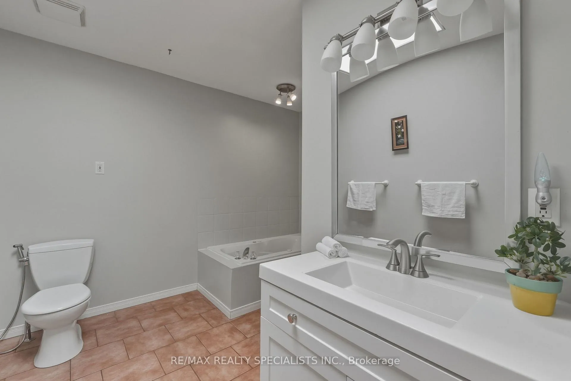 Photo 18 of 817 Syer Drive, Milton, Timberlea — HOMEH
