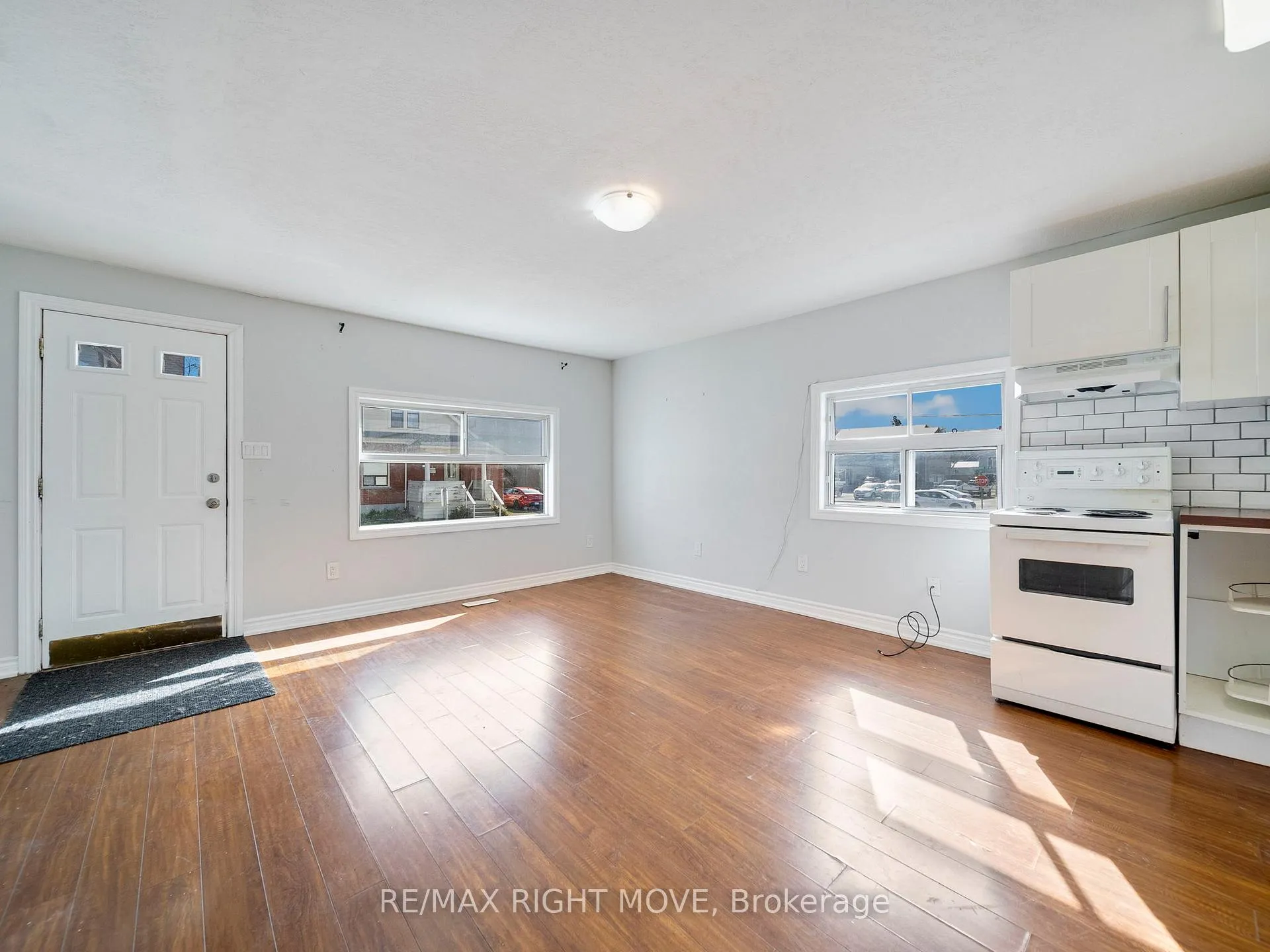 Photo 3 of 33 Albert Street S, Orillia — HOMEH