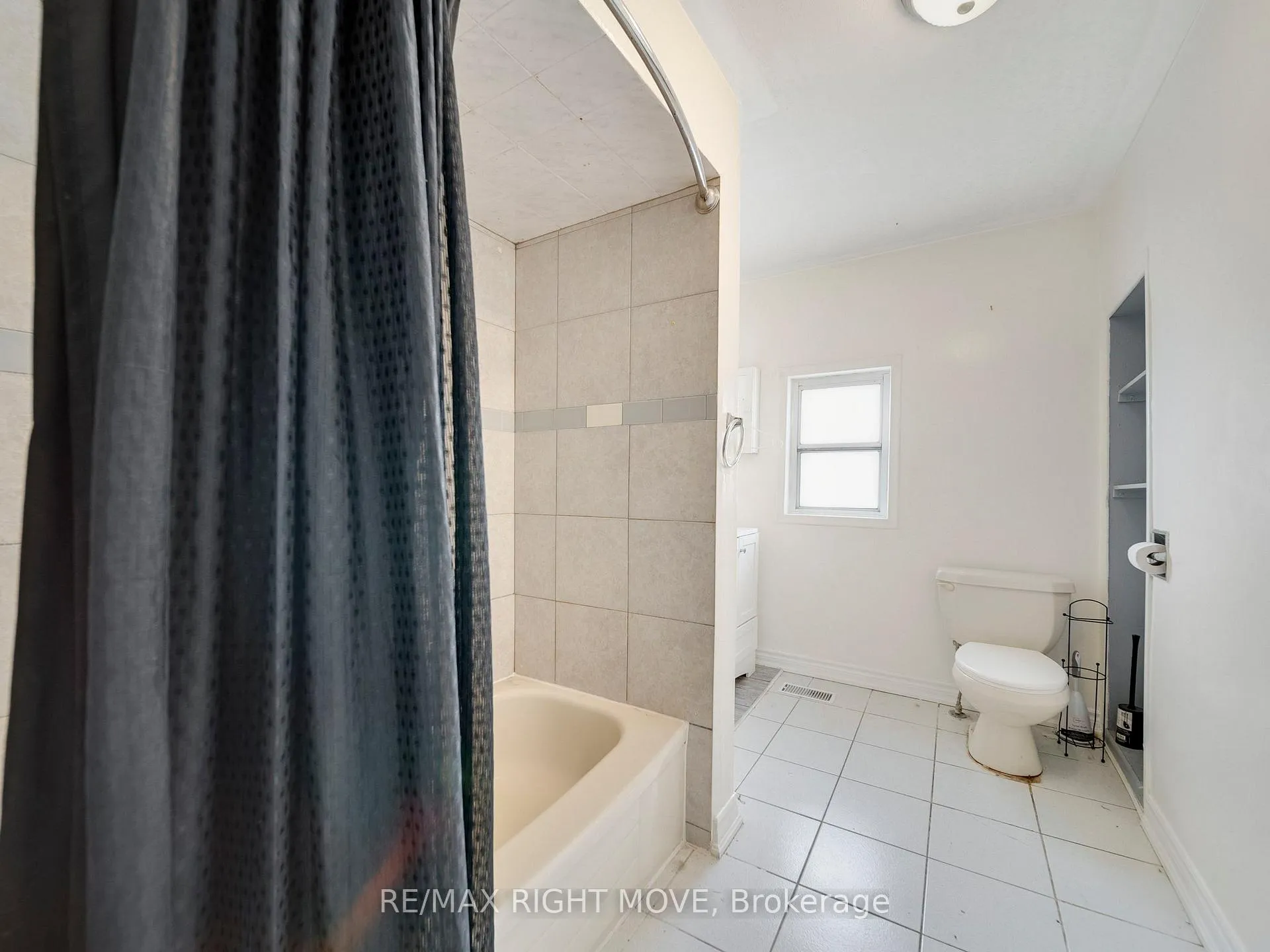Photo 10 of 33 Albert Street S, Orillia — HOMEH