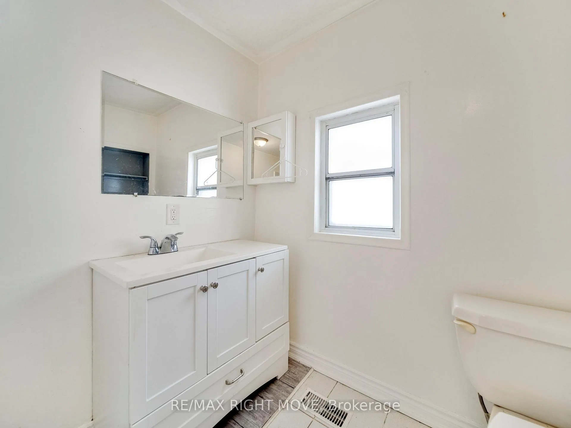 Photo 11 of 33 Albert Street S, Orillia — HOMEH
