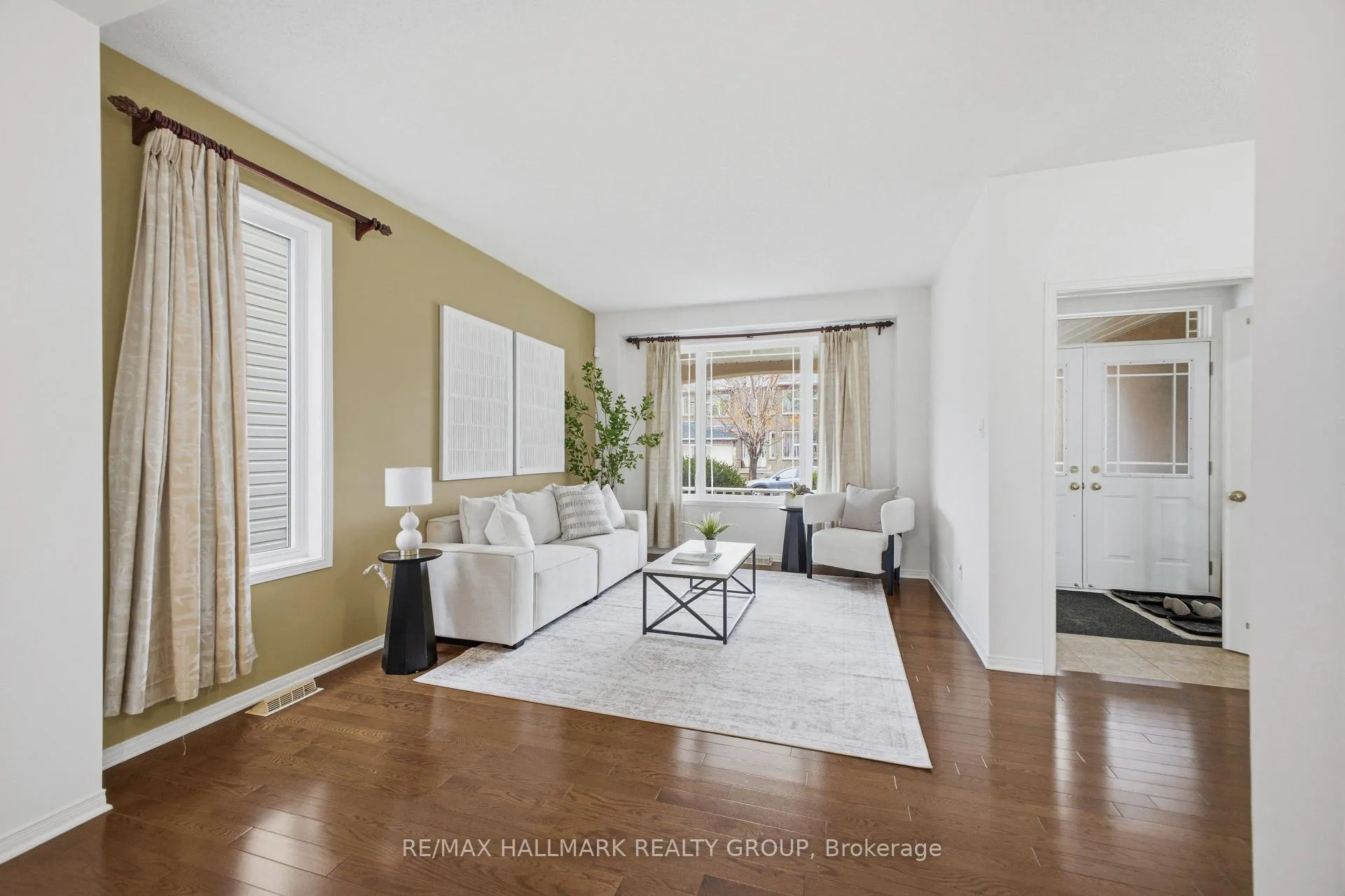 Photo 5 of 747 Larcastle Circle, Ottawa, Avalon East — HOMEH
