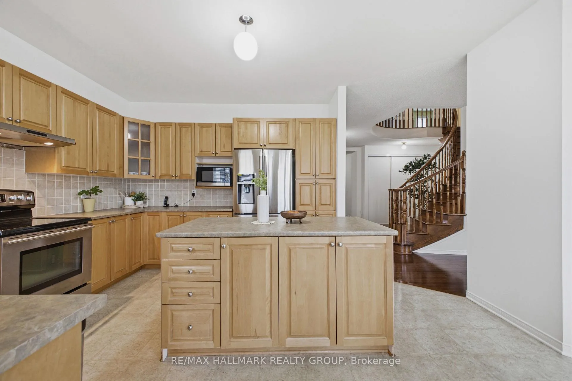 Photo 12 of 747 Larcastle Circle, Ottawa, Avalon East — HOMEH