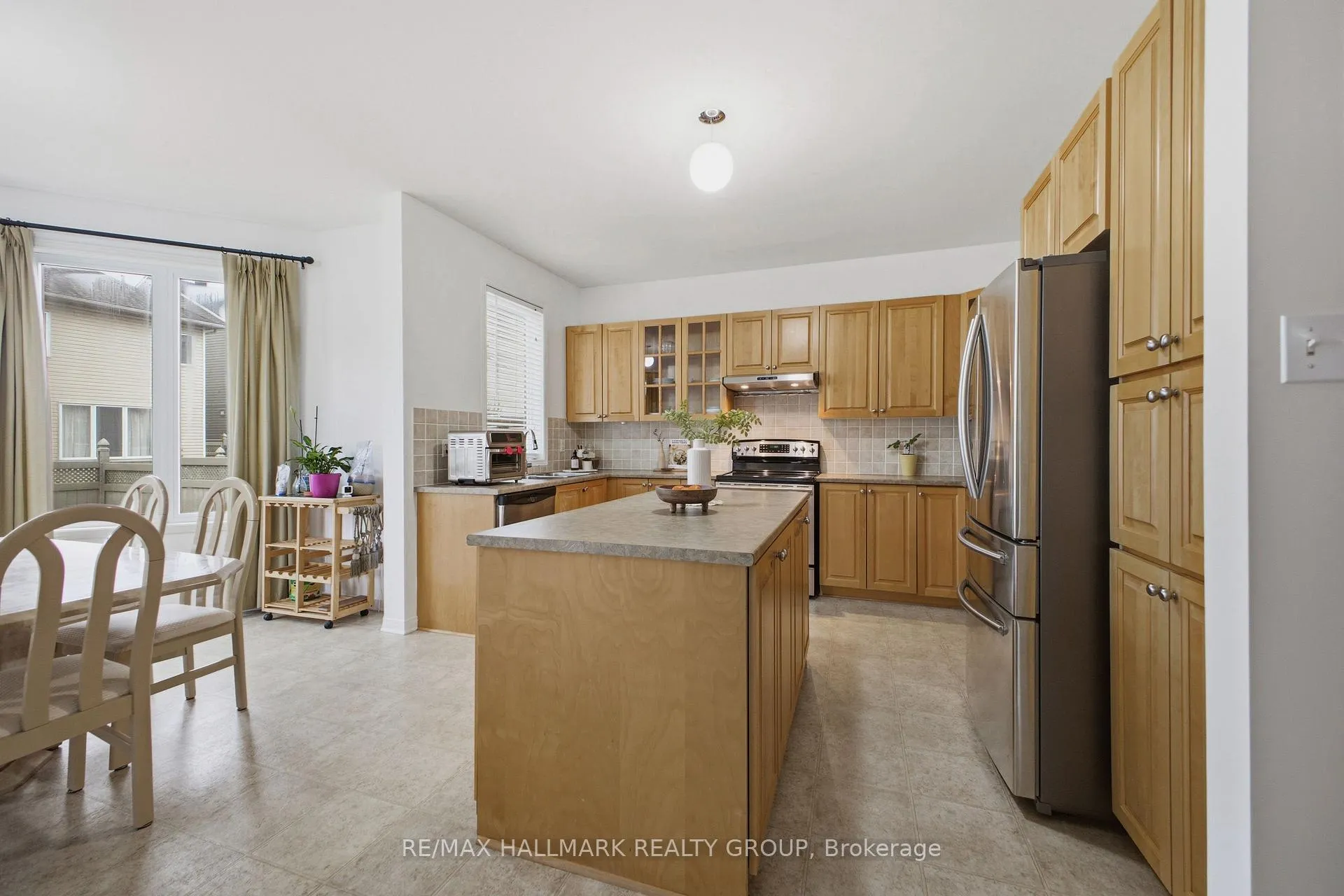 Photo 13 of 747 Larcastle Circle, Ottawa, Avalon East — HOMEH
