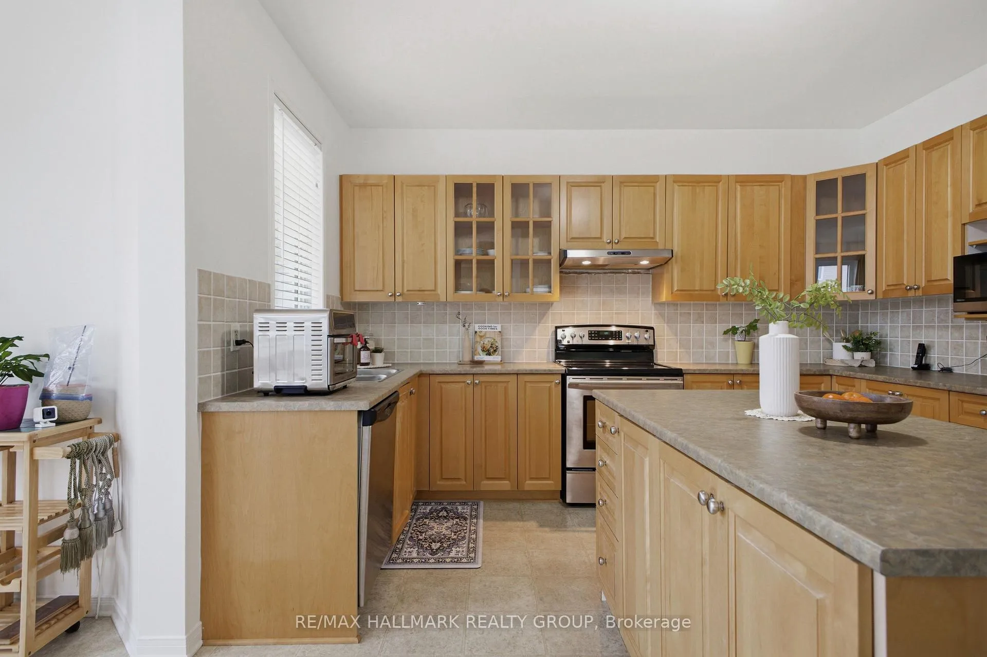 Photo 15 of 747 Larcastle Circle, Ottawa, Avalon East — HOMEH