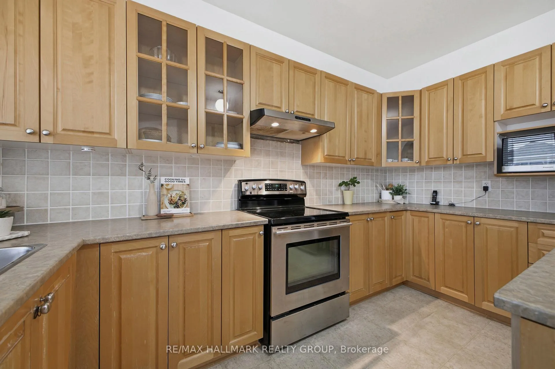 Photo 17 of 747 Larcastle Circle, Ottawa, Avalon East — HOMEH