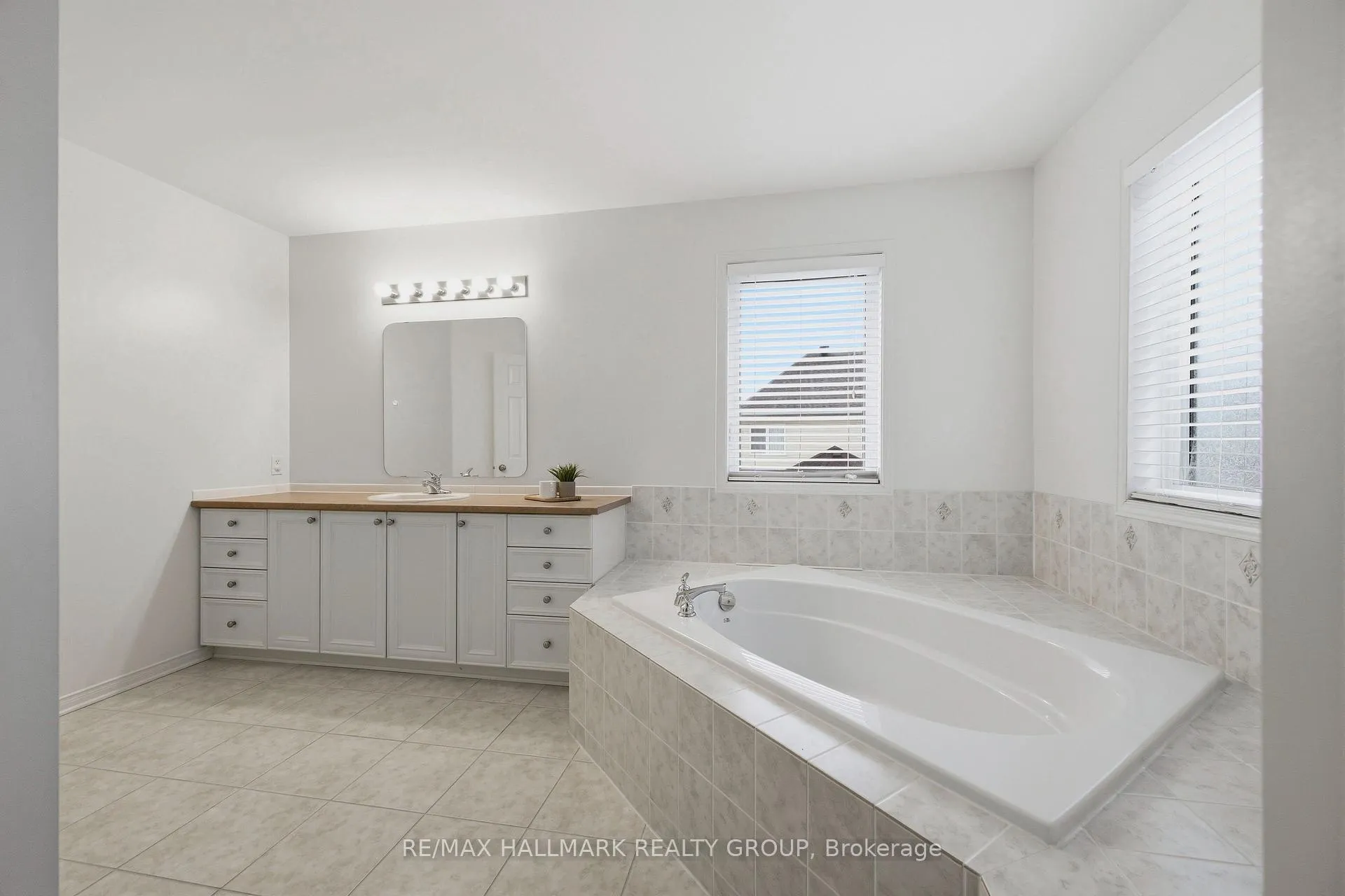 Photo 32 of 747 Larcastle Circle, Ottawa, Avalon East — HOMEH