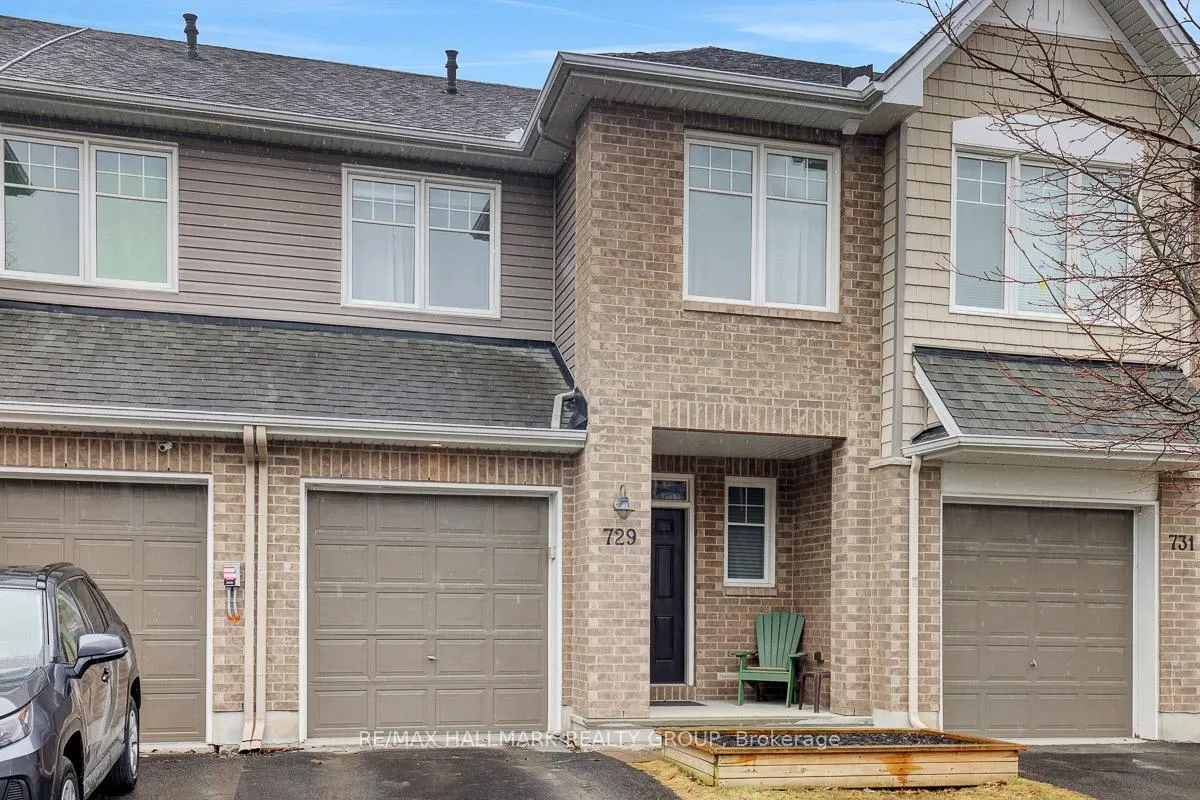 Front of 729 Hazelnut Crescent