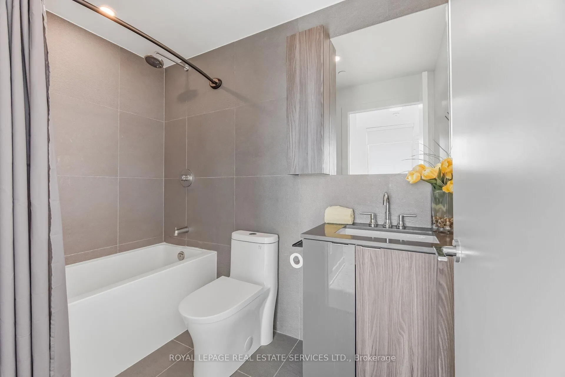 Photo 17 of Unit 2316, 35 Mercer Street, Toronto, Waterfront Communities — HOMEH